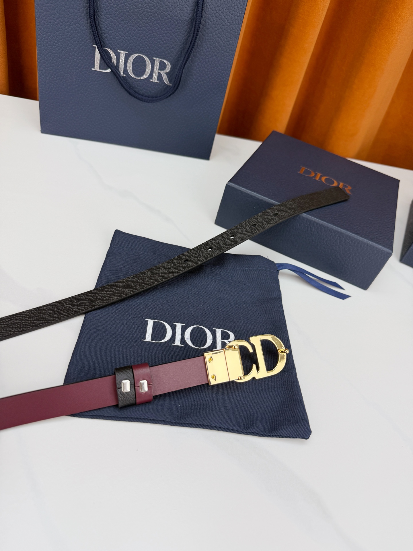 DIOR 2.0cm黄金宽度皮带，CD字母金属扣是辨识度拉满的经典符号。甄选柔润牛皮，双面双色一扣两穿，