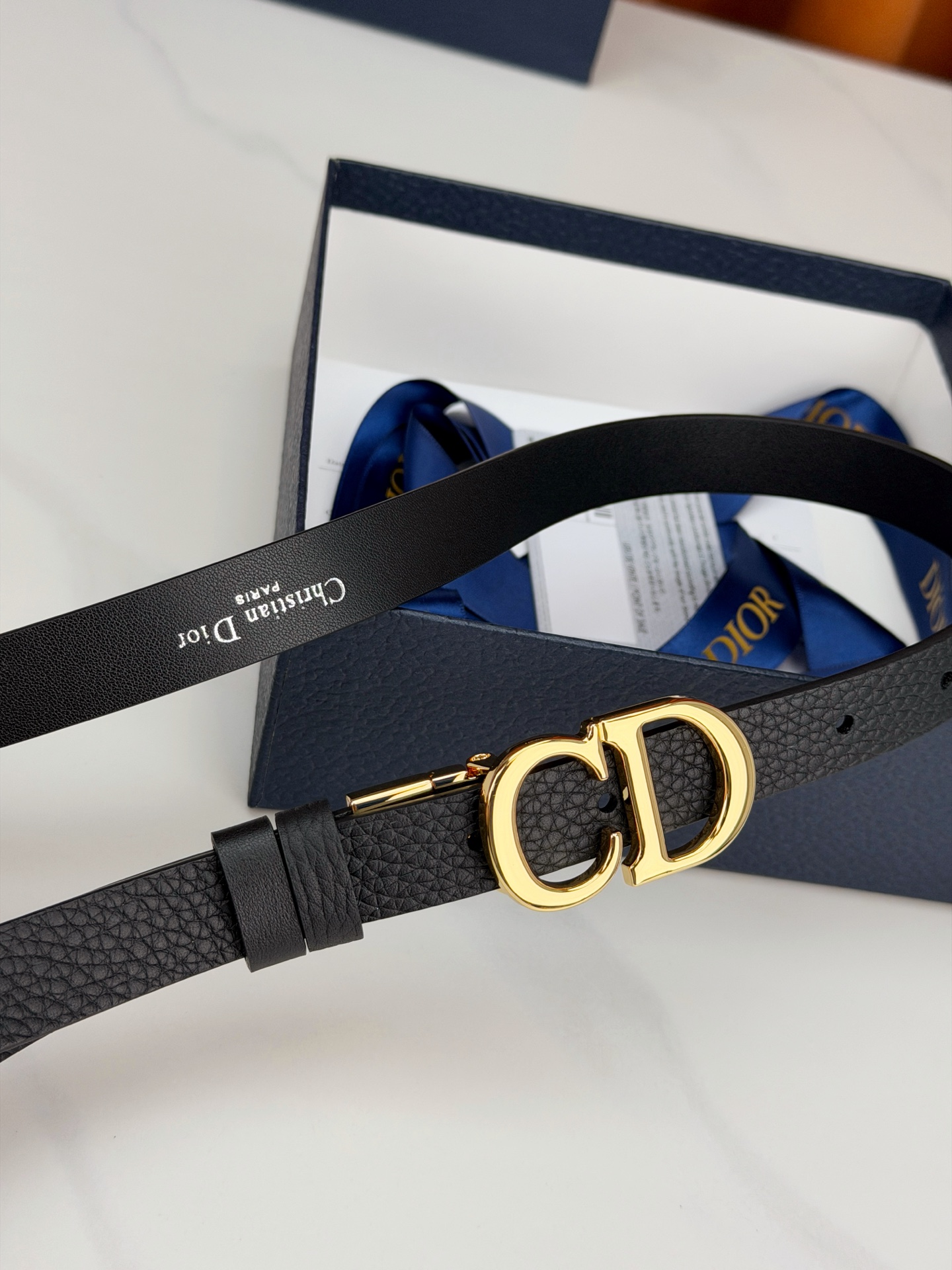 DIOR 2.0cm黄金宽度皮带，CD字母金属扣是辨识度拉满的经典符号。甄选柔润牛皮，双面双色一扣两穿，