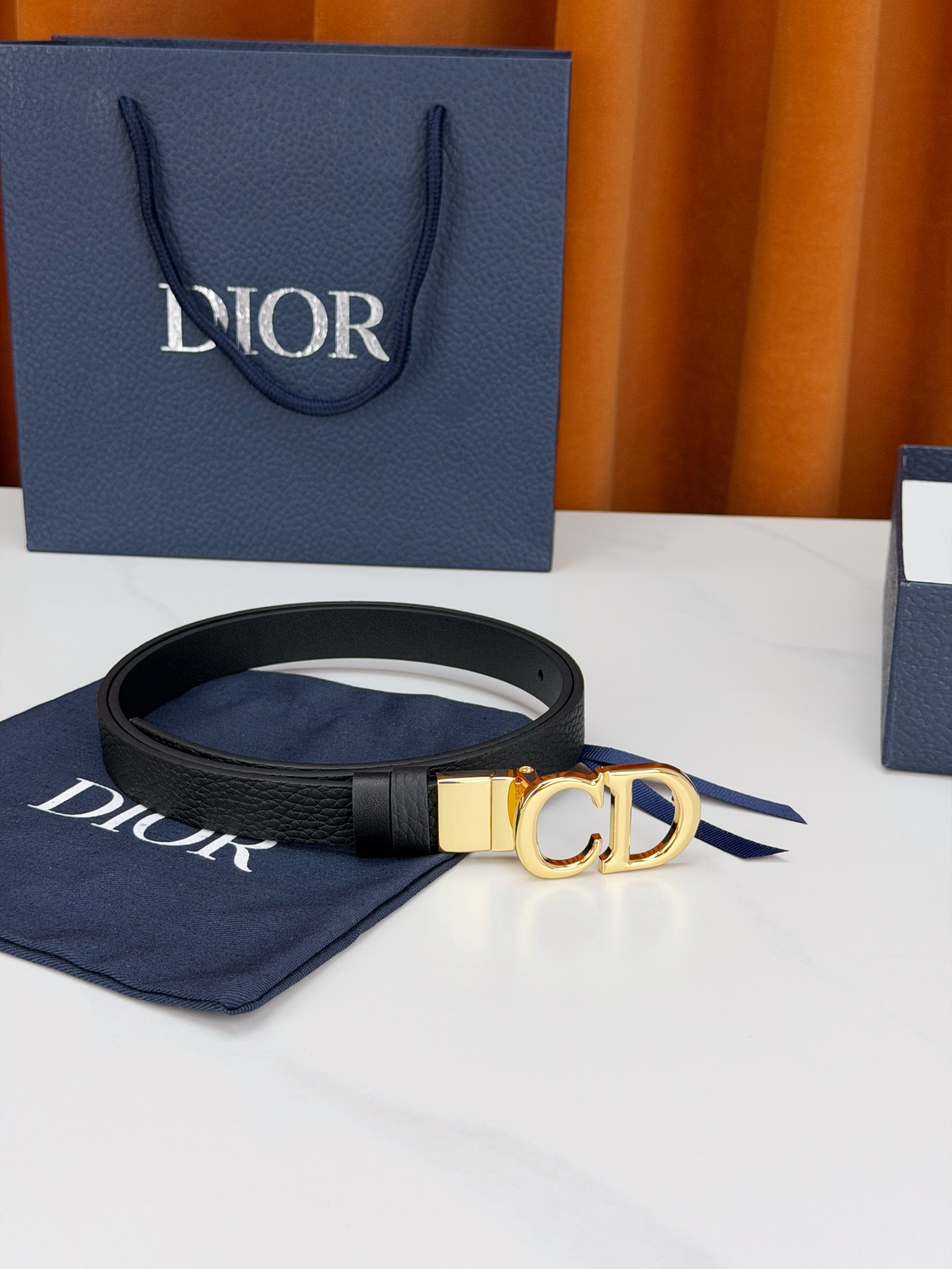 DIOR 2.0cm黄金宽度皮带，CD字母金属扣是辨识度拉满的经典符号。甄选柔润牛皮，双面双色一扣两穿，