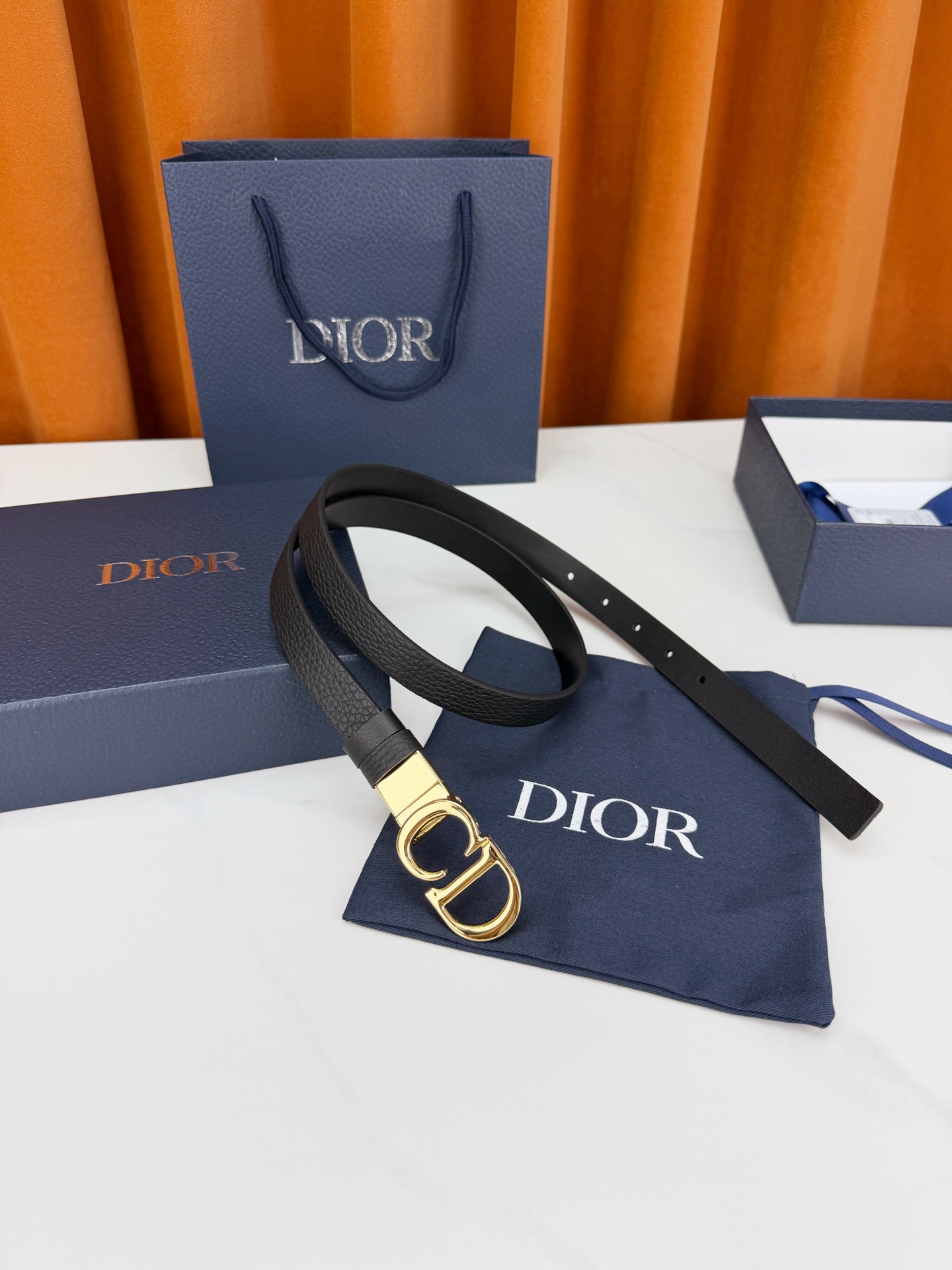 DIOR 2.0cm黄金宽度皮带，CD字母金属扣是辨识度拉满的经典符号。甄选柔润牛皮，双面双色一扣两穿，