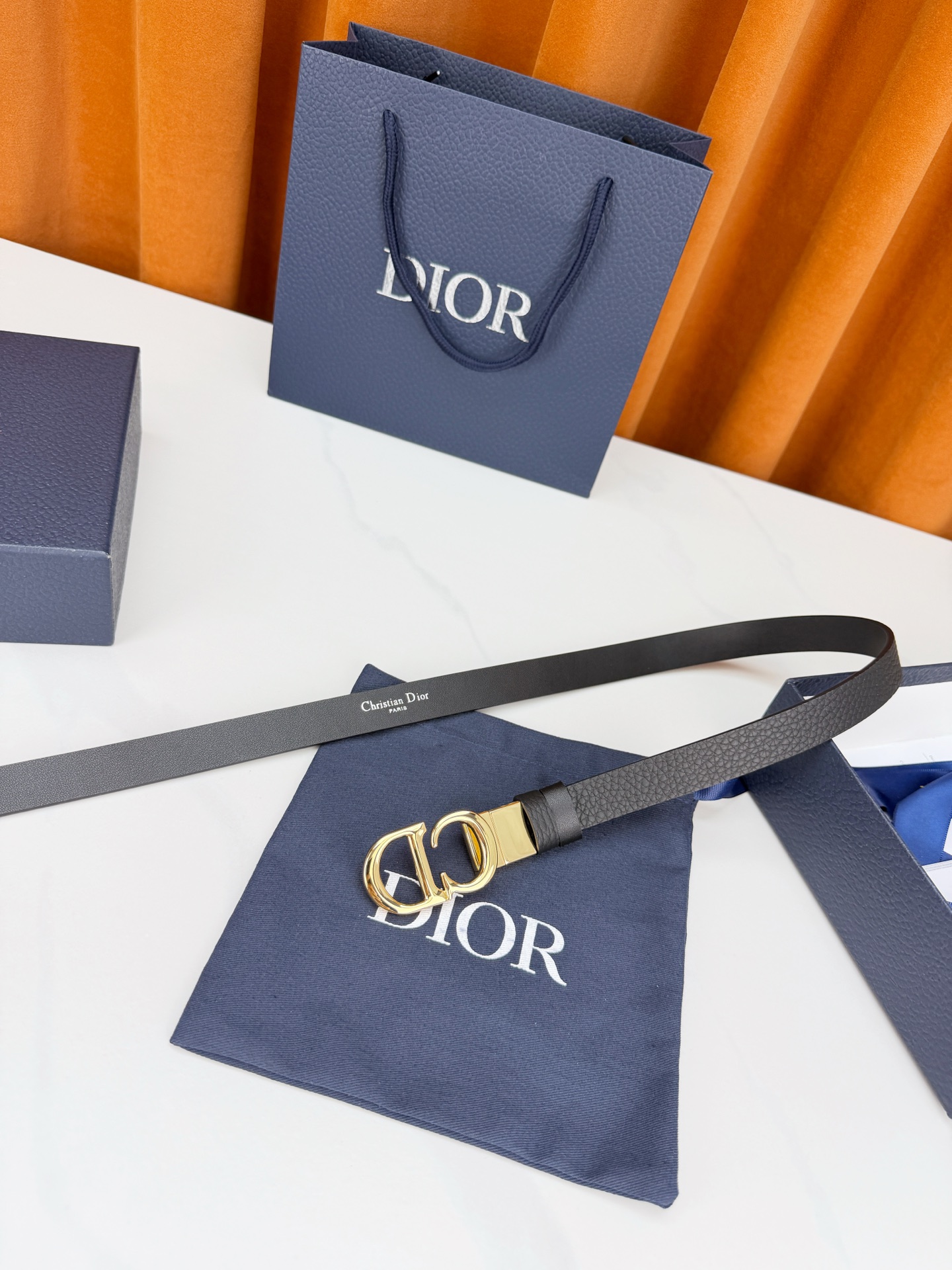 DIOR 2.0cm黄金宽度皮带，CD字母金属扣是辨识度拉满的经典符号。甄选柔润牛皮，双面双色一扣两穿，