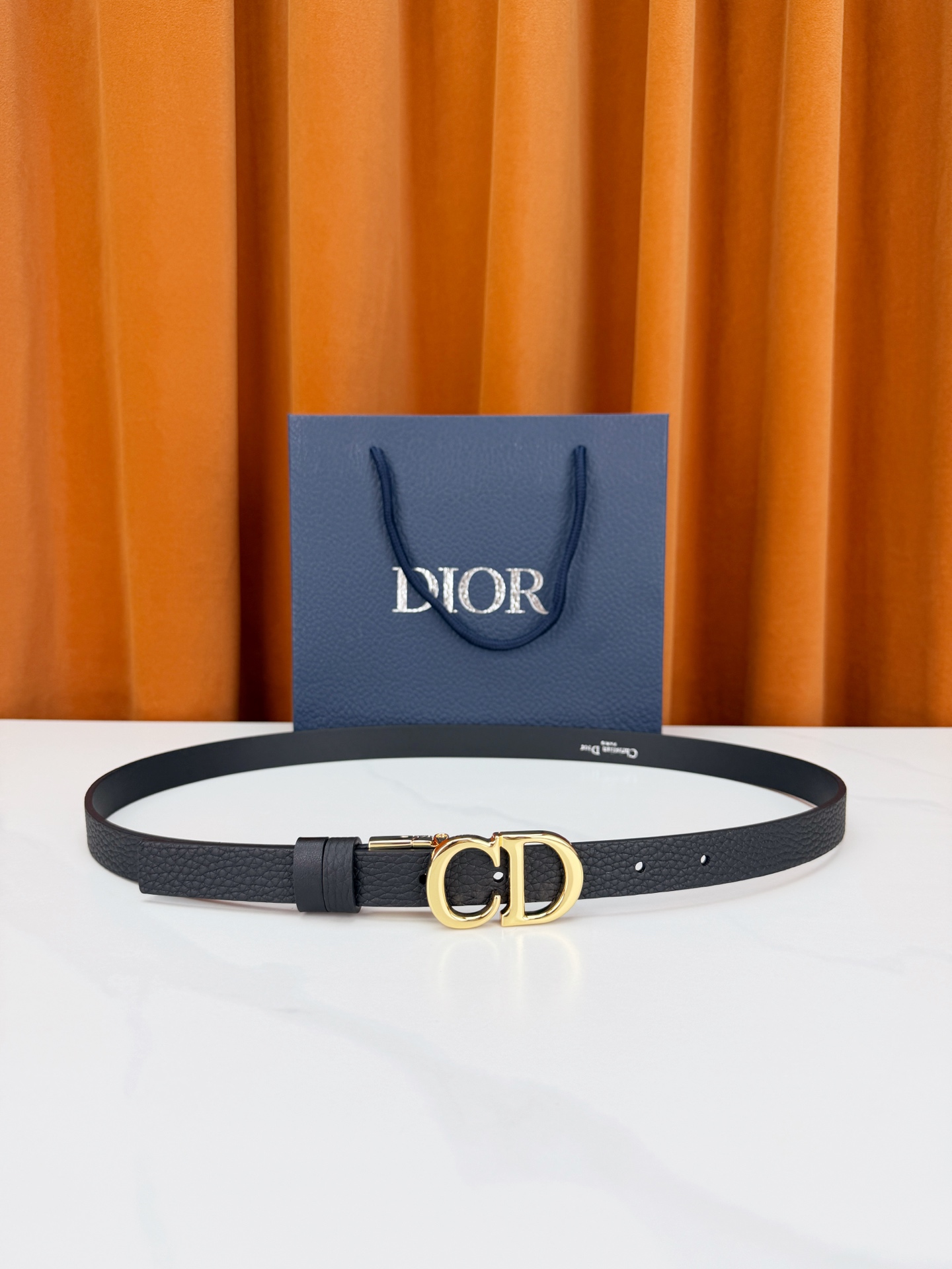 DIOR 2.0cm黄金宽度皮带，CD字母金属扣是辨识度拉满的经典符号。甄选柔润牛皮，双面双色一扣两穿，