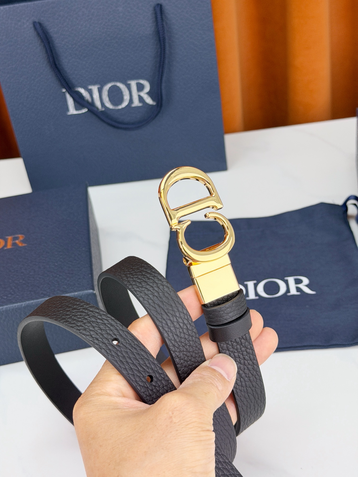 DIOR 2.0cm黄金宽度皮带，CD字母金属扣是辨识度拉满的经典符号。甄选柔润牛皮，双面双色一扣两穿，