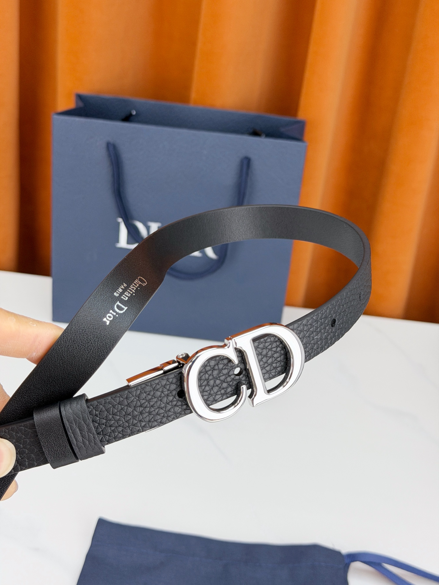 DIOR 2.0cm黄金宽度皮带，CD字母金属扣是辨识度拉满的经典符号。甄选柔润牛皮，双面双色一扣两穿，