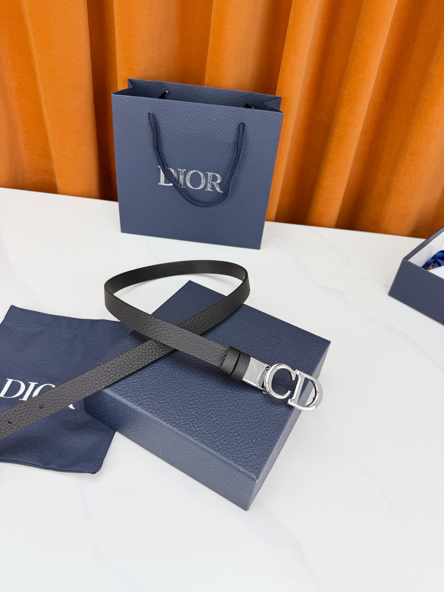 DIOR 2.0cm黄金宽度皮带，CD字母金属扣是辨识度拉满的经典符号。甄选柔润牛皮，双面双色一扣两穿，
