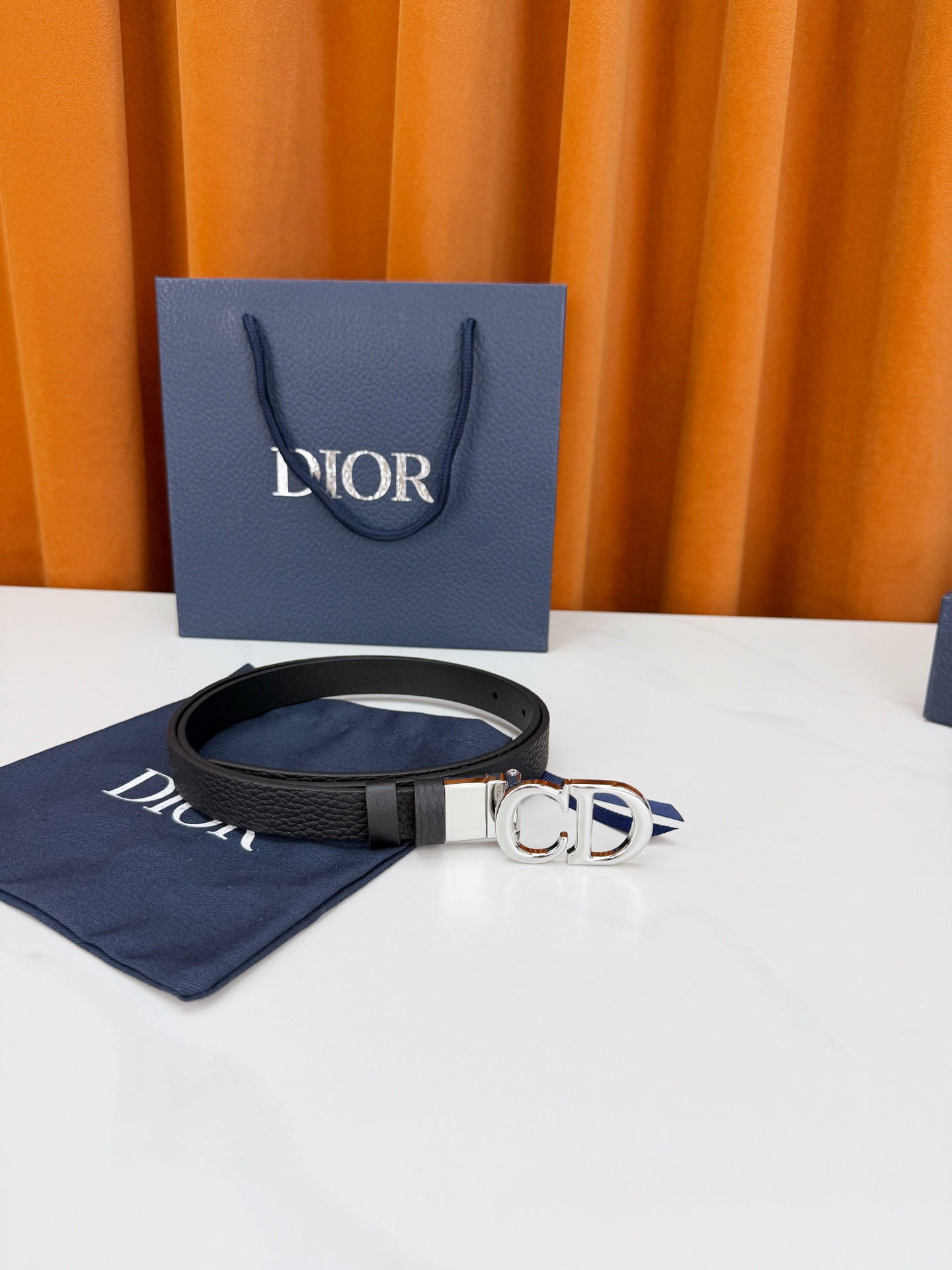DIOR 2.0cm黄金宽度皮带，CD字母金属扣是辨识度拉满的经典符号。甄选柔润牛皮，双面双色一扣两穿，