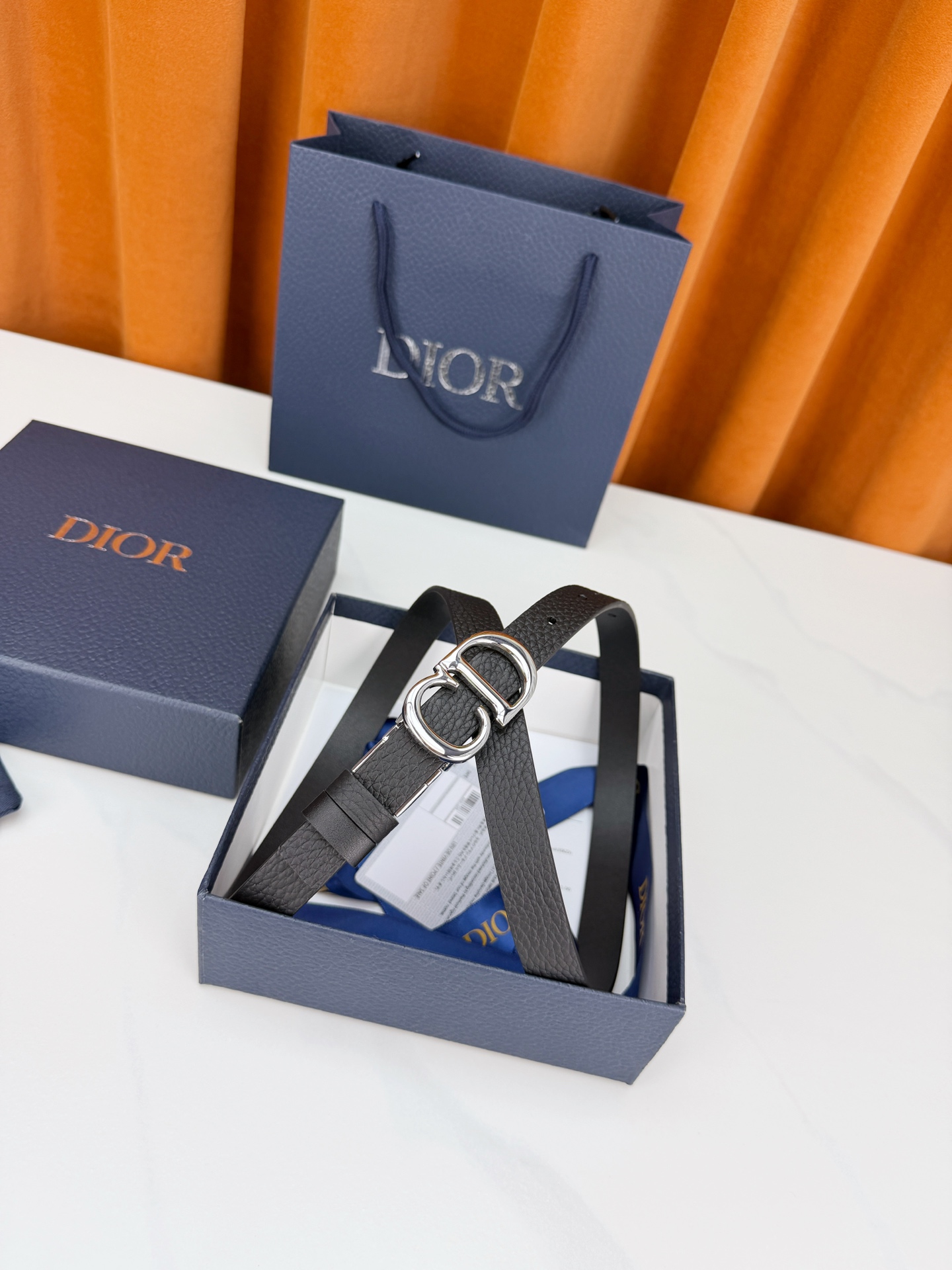 DIOR 2.0cm黄金宽度皮带，CD字母金属扣是辨识度拉满的经典符号。甄选柔润牛皮，双面双色一扣两穿，