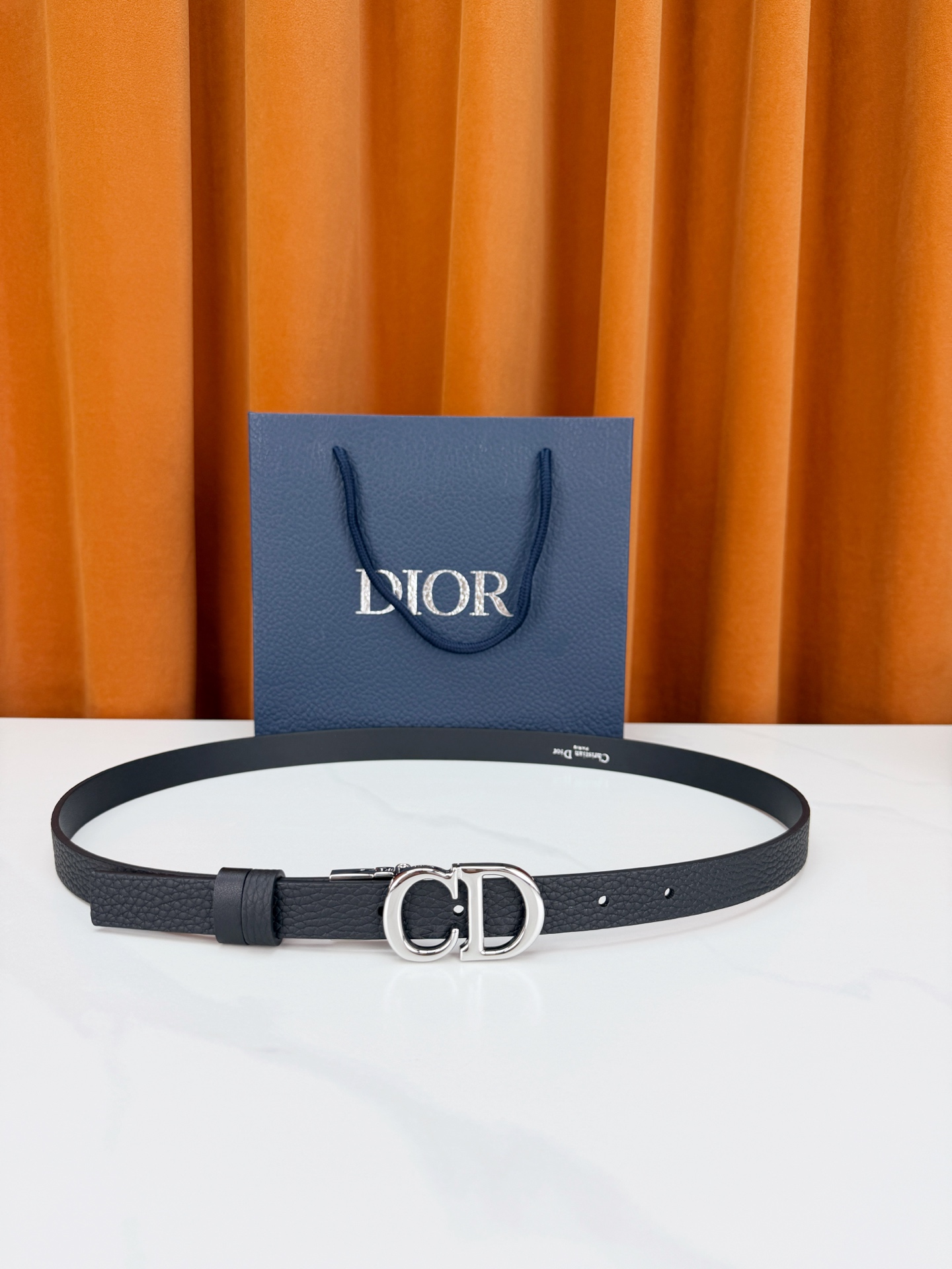 DIOR 2.0cm黄金宽度皮带，CD字母金属扣是辨识度拉满的经典符号。甄选柔润牛皮，双面双色一扣两穿，