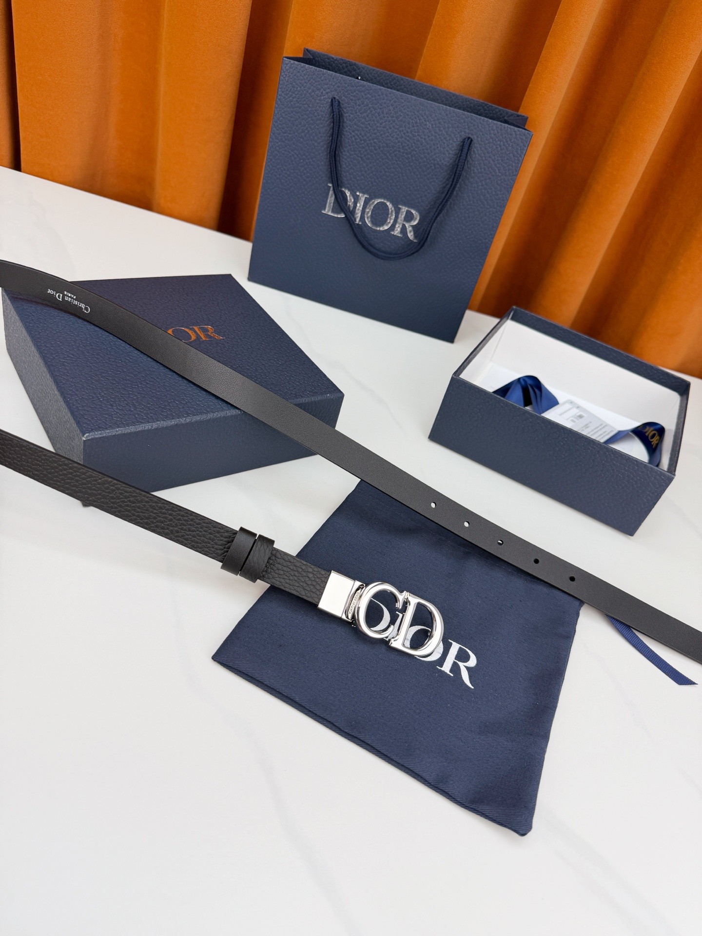 DIOR 2.0cm黄金宽度皮带，CD字母金属扣是辨识度拉满的经典符号。甄选柔润牛皮，双面双色一扣两穿，