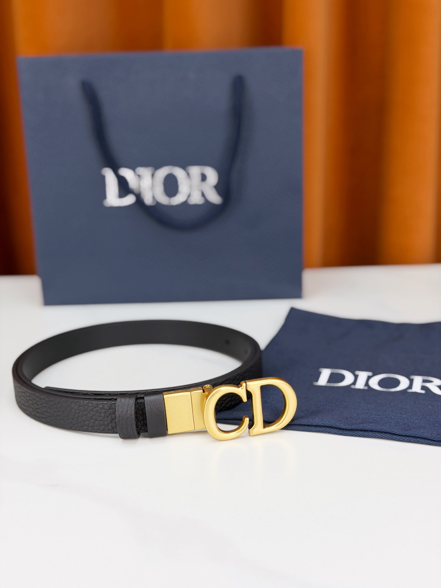 DIOR 2.0cm黄金宽度皮带，CD字母金属扣是辨识度拉满的经典符号。甄选柔润牛皮，双面双色一扣两穿，