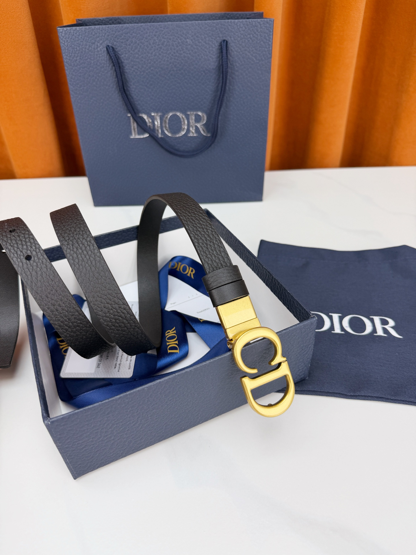 DIOR 2.0cm黄金宽度皮带，CD字母金属扣是辨识度拉满的经典符号。甄选柔润牛皮，双面双色一扣两穿，