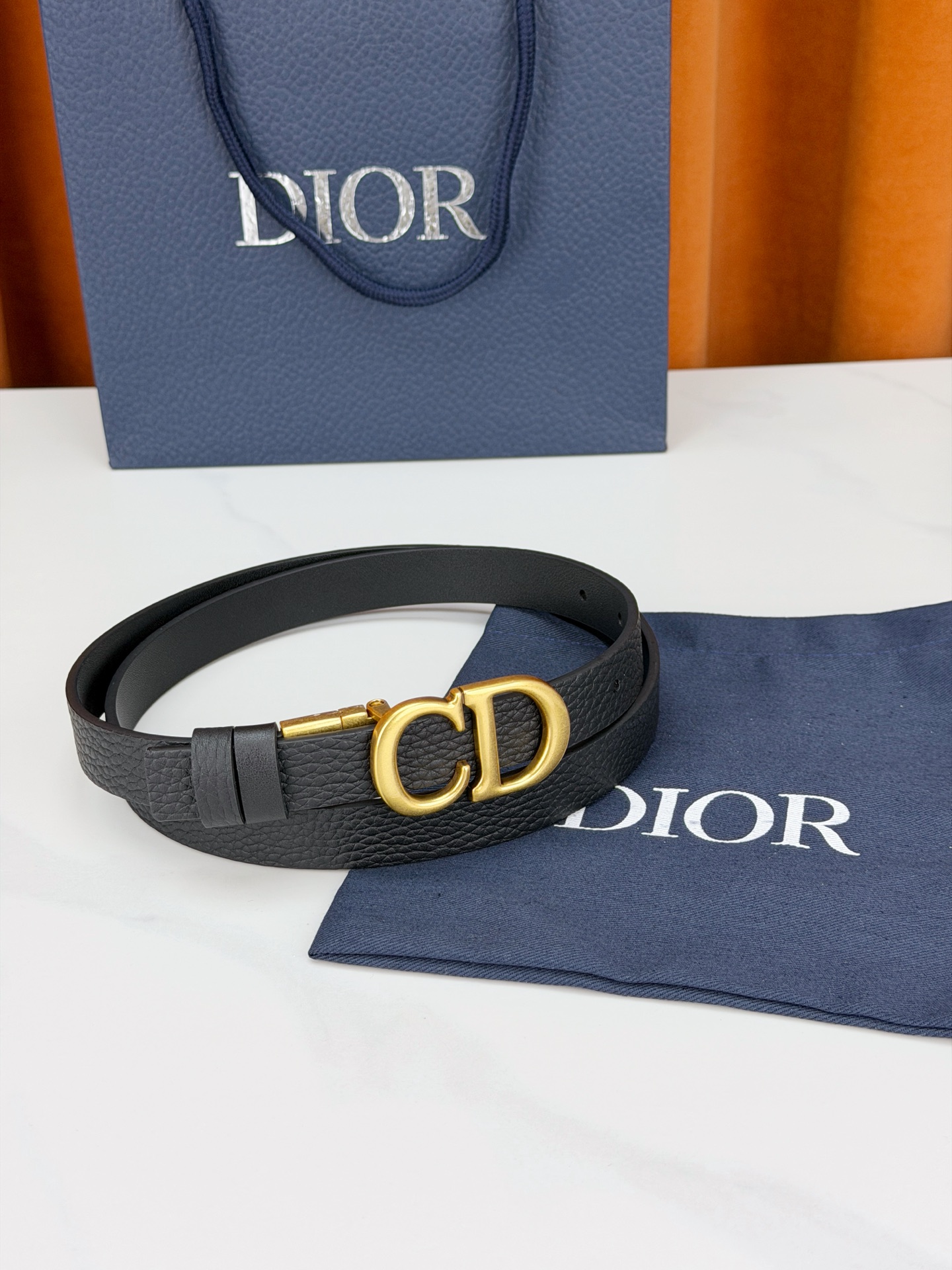 DIOR 2.0cm黄金宽度皮带，CD字母金属扣是辨识度拉满的经典符号。甄选柔润牛皮，双面双色一扣两穿，