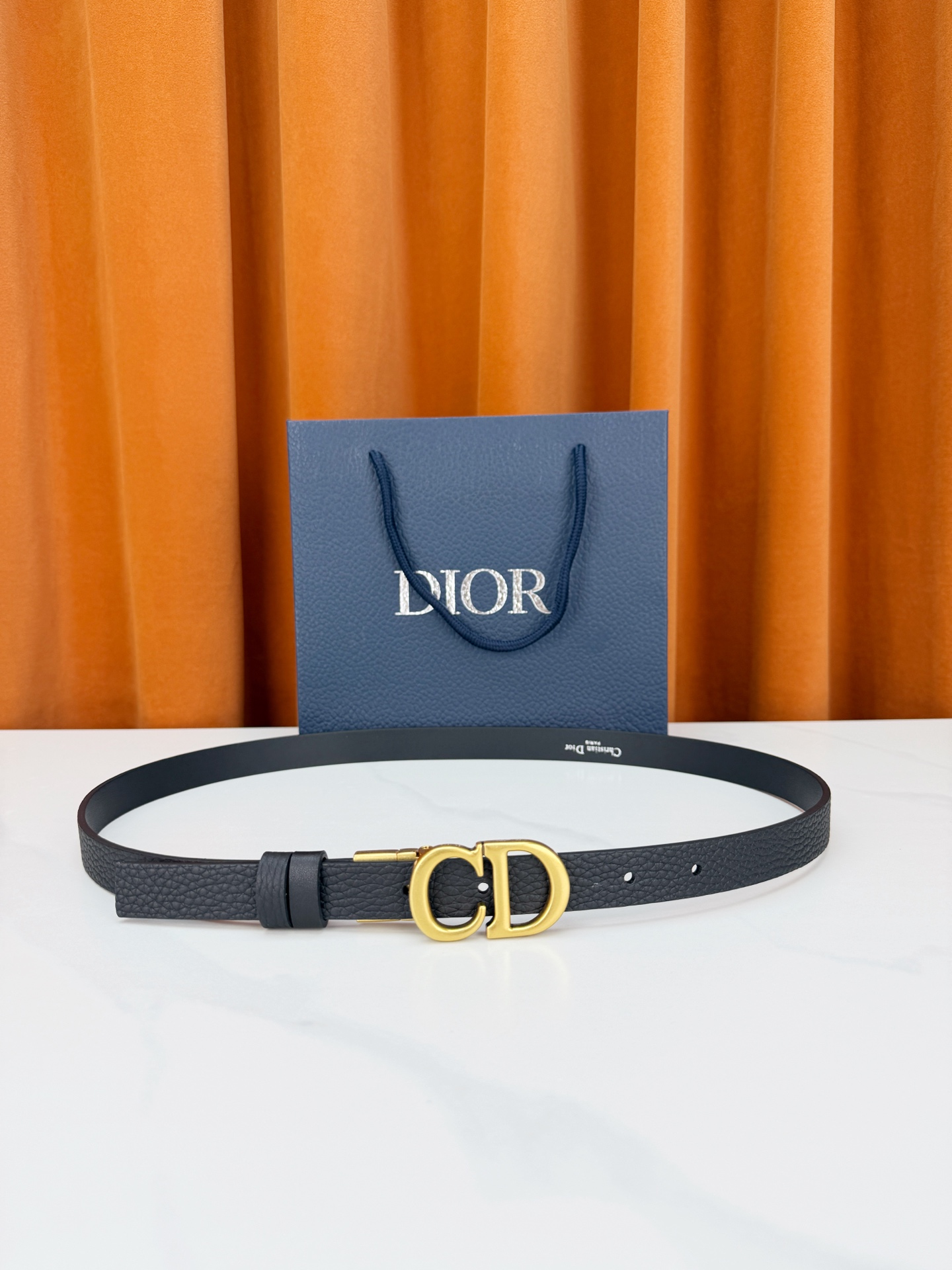 DIOR 2.0cm黄金宽度皮带，CD字母金属扣是辨识度拉满的经典符号。甄选柔润牛皮，双面双色一扣两穿，