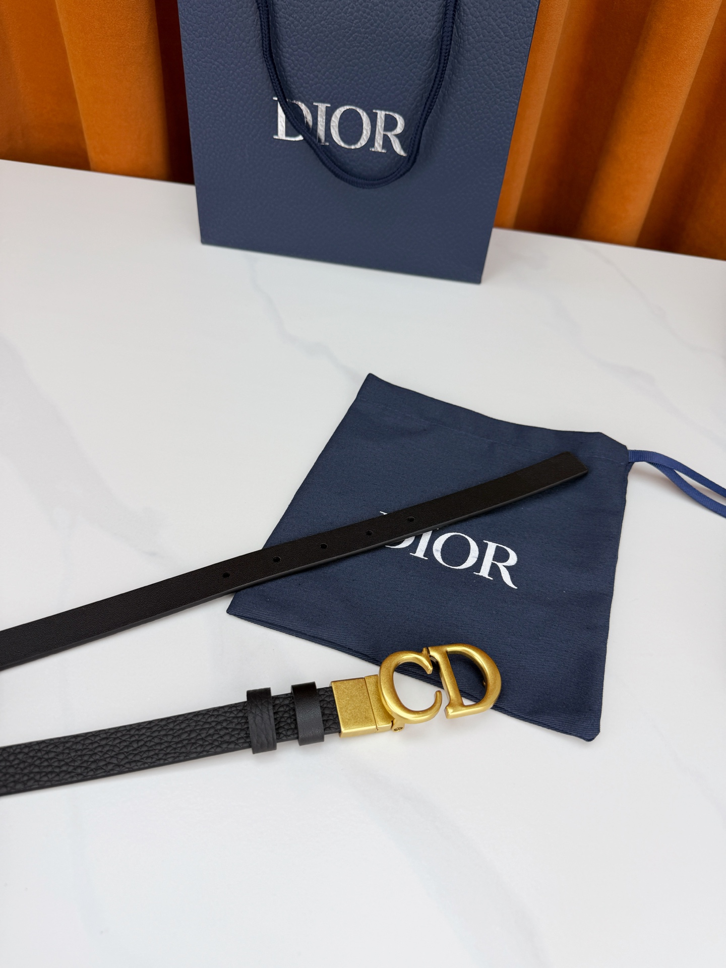 DIOR 2.0cm黄金宽度皮带，CD字母金属扣是辨识度拉满的经典符号。甄选柔润牛皮，双面双色一扣两穿，