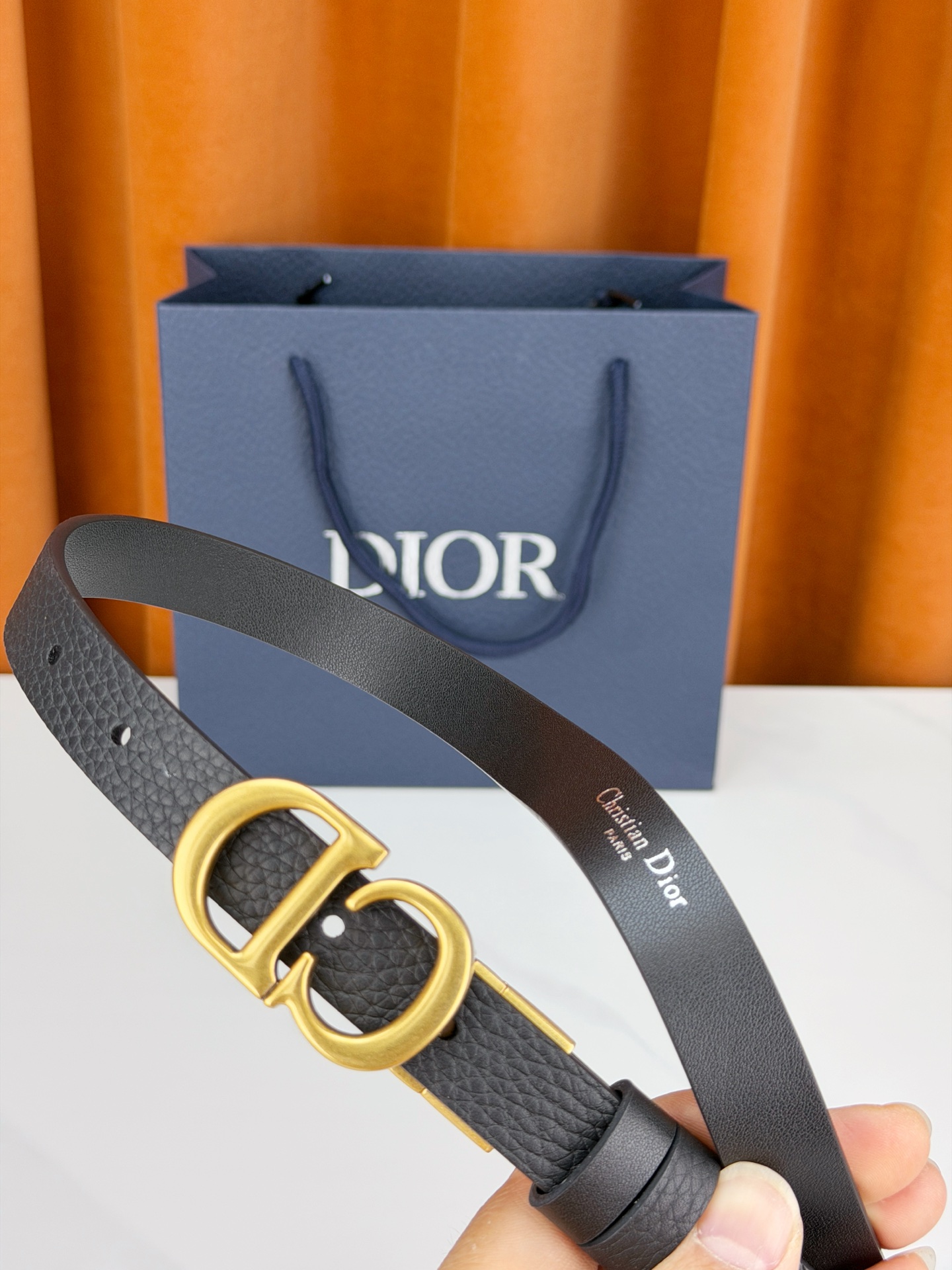 DIOR 2.0cm黄金宽度皮带，CD字母金属扣是辨识度拉满的经典符号。甄选柔润牛皮，双面双色一扣两穿，