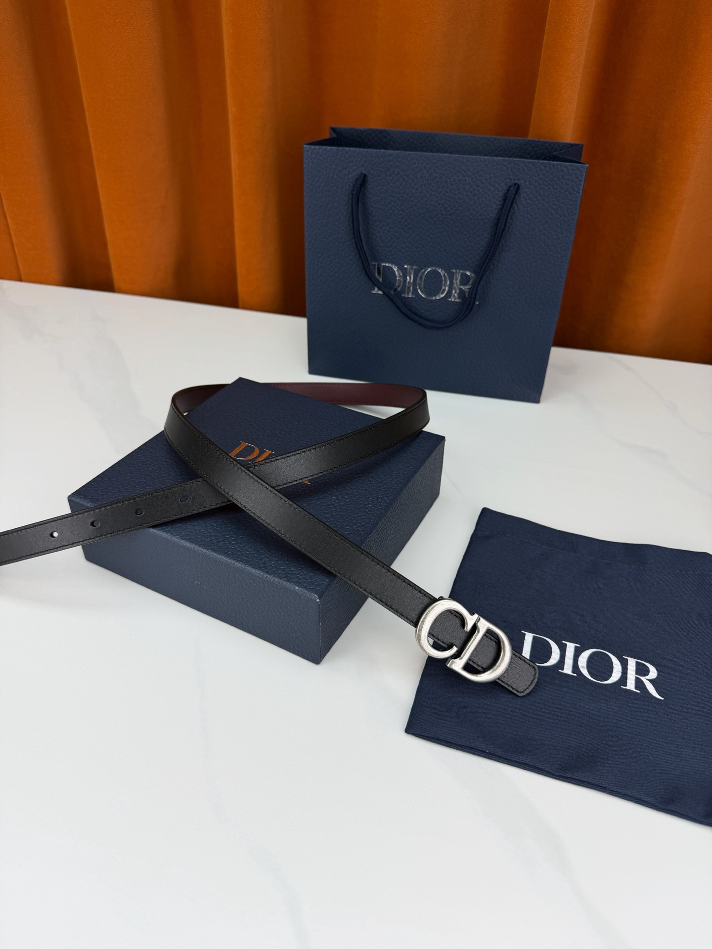 Dior 宽度2.0cm挂扣腰带，双面外用设计，黑色平纹小牛皮搭配枣红色光面皮革，经典CD镂空金属扣精致优雅，金银双色可