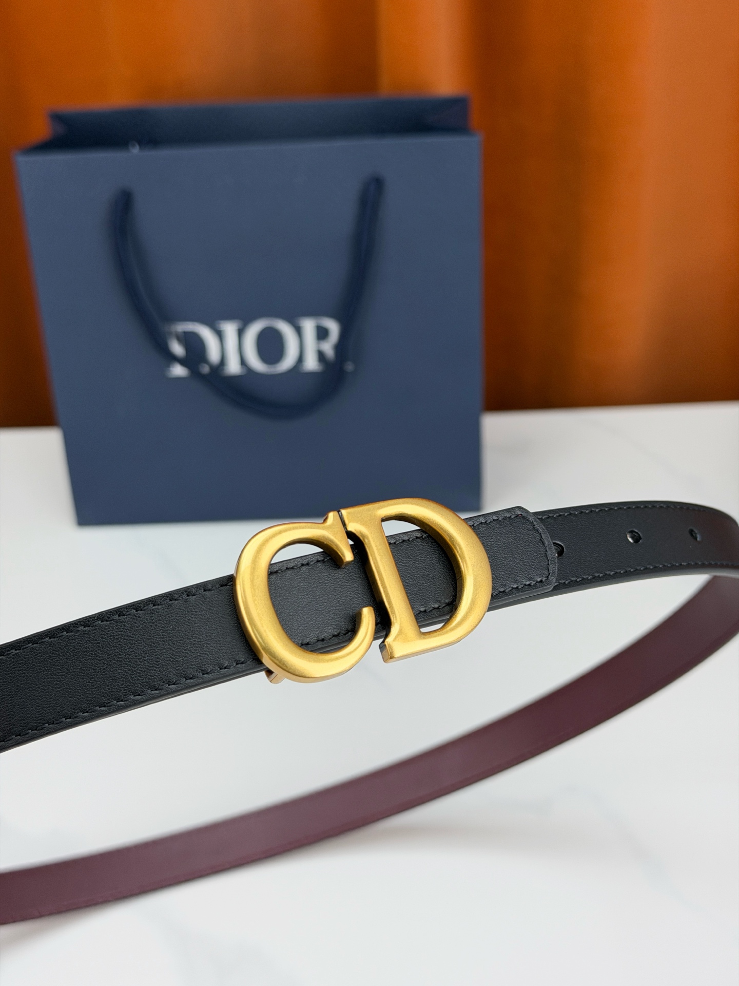 Dior 宽度2.0cm挂扣腰带，双面外用设计，黑色平纹小牛皮搭配枣红色光面皮革，经典CD镂空金属扣精致优雅，金银双色可