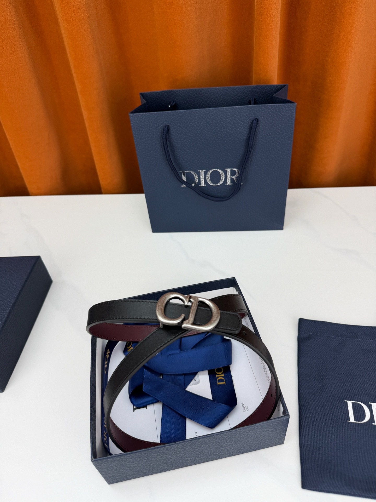Dior 宽度2.0cm挂扣腰带，双面外用设计，黑色平纹小牛皮搭配枣红色光面皮革，经典CD镂空金属扣精致优雅，金银双色可