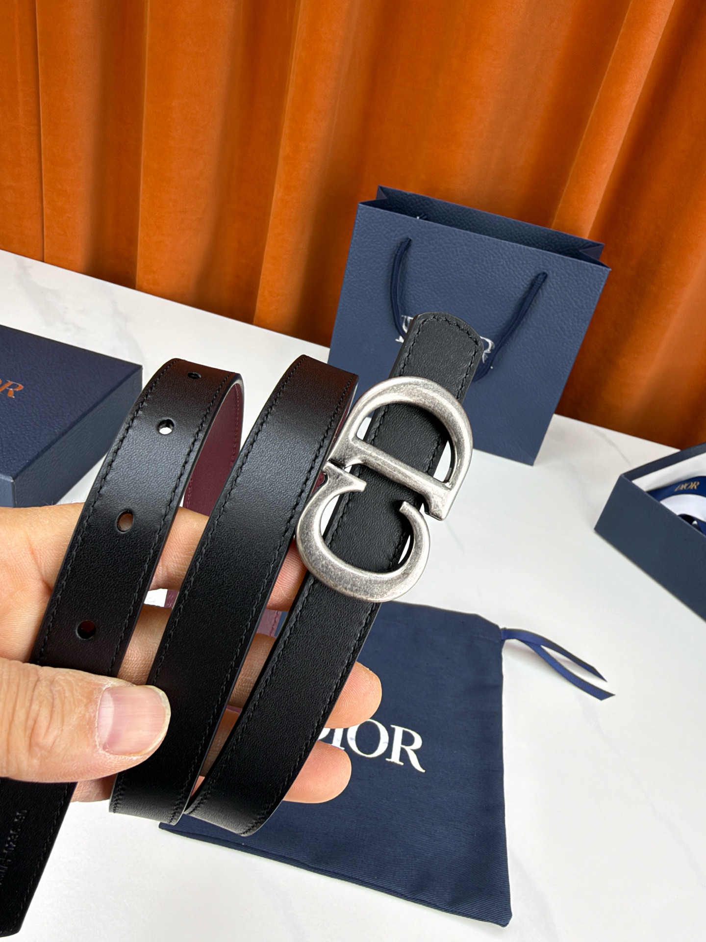 Dior 宽度2.0cm挂扣腰带，双面外用设计，黑色平纹小牛皮搭配枣红色光面皮革，经典CD镂空金属扣精致优雅，金银双色可