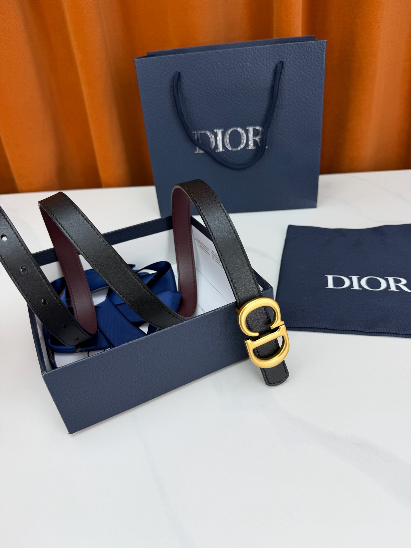 Dior 宽度2.0cm挂扣腰带，双面外用设计，黑色平纹小牛皮搭配枣红色光面皮革，经典CD镂空金属扣精致优雅，金银双色可