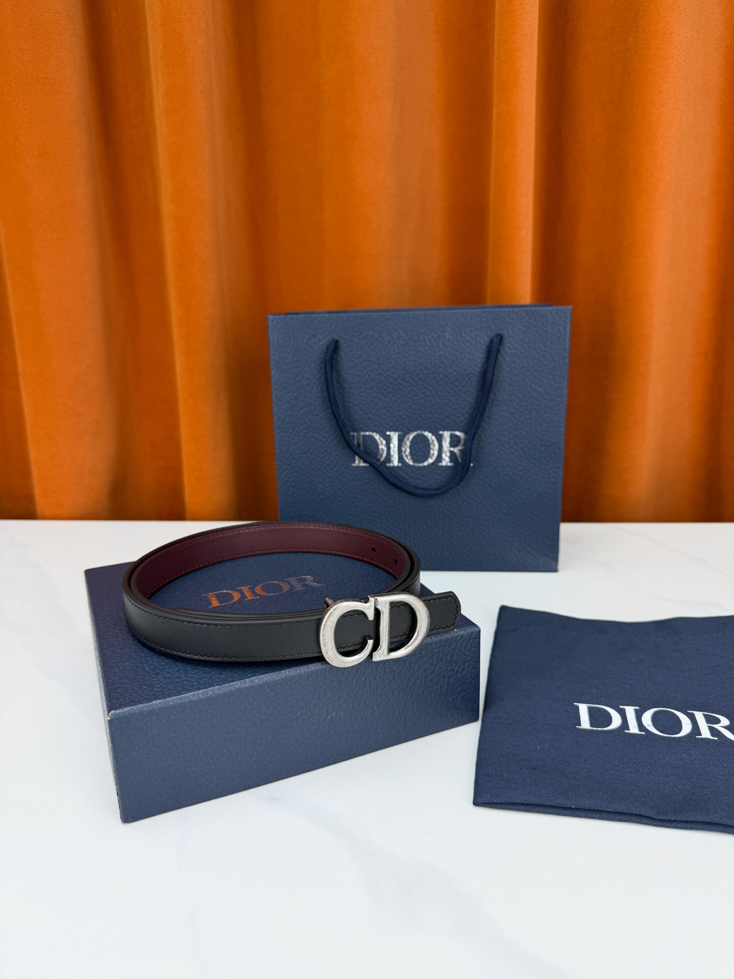 Dior 宽度2.0cm挂扣腰带，双面外用设计，黑色平纹小牛皮搭配枣红色光面皮革，经典CD镂空金属扣精致优雅，金银双色可