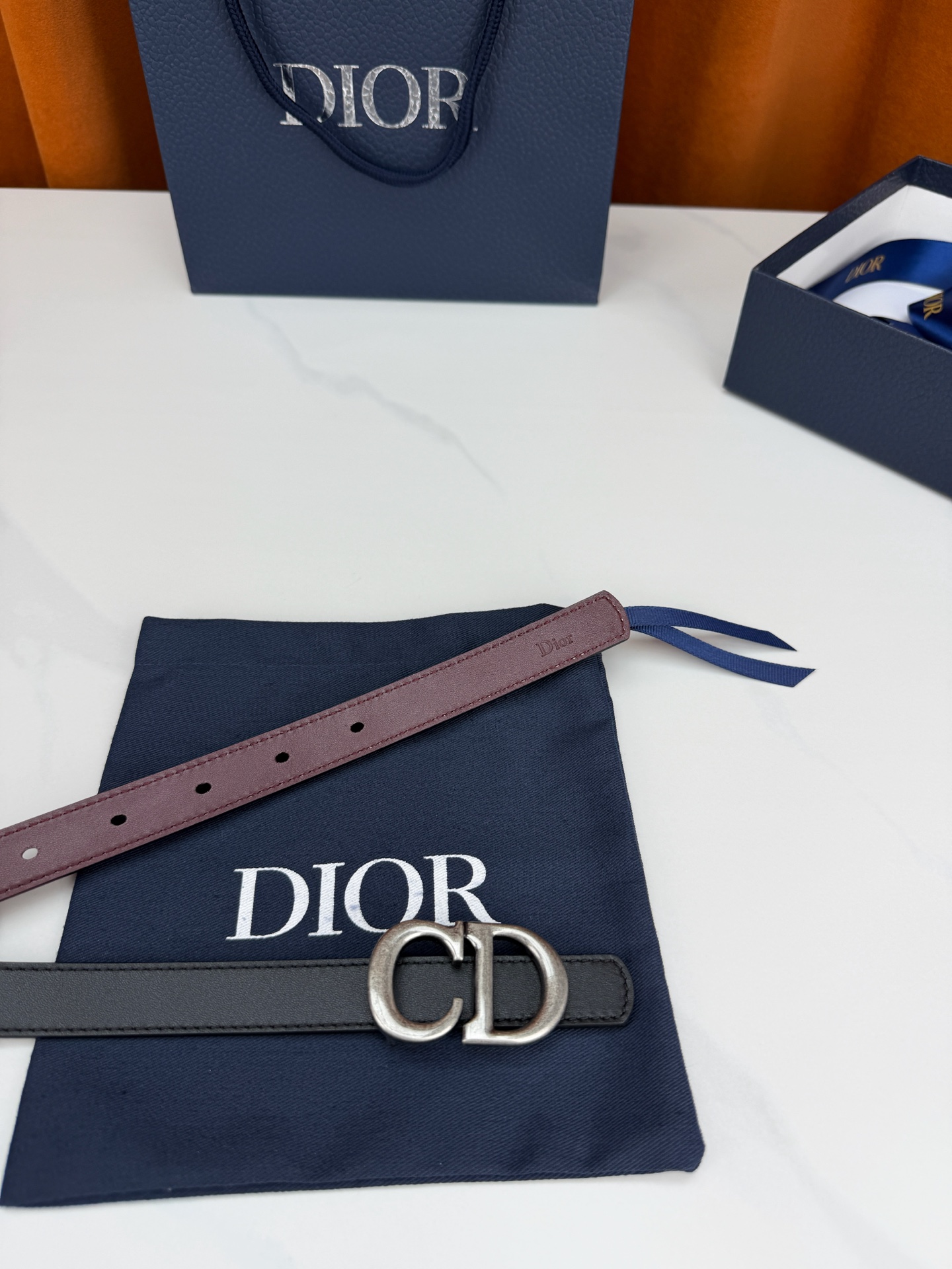 Dior 宽度2.0cm挂扣腰带，双面外用设计，黑色平纹小牛皮搭配枣红色光面皮革，经典CD镂空金属扣精致优雅，金银双色可