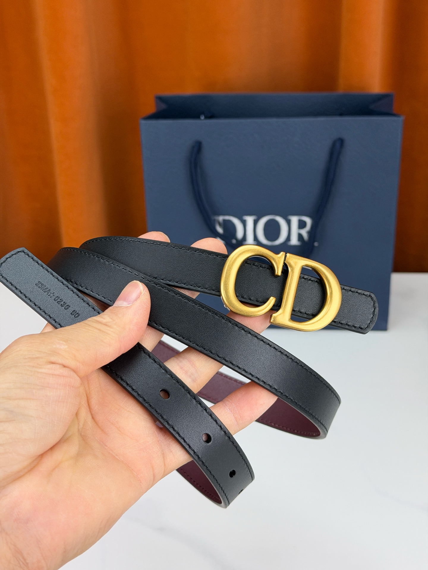 Dior 宽度2.0cm挂扣腰带，双面外用设计，黑色平纹小牛皮搭配枣红色光面皮革，经典CD镂空金属扣精致优雅，金银双色可