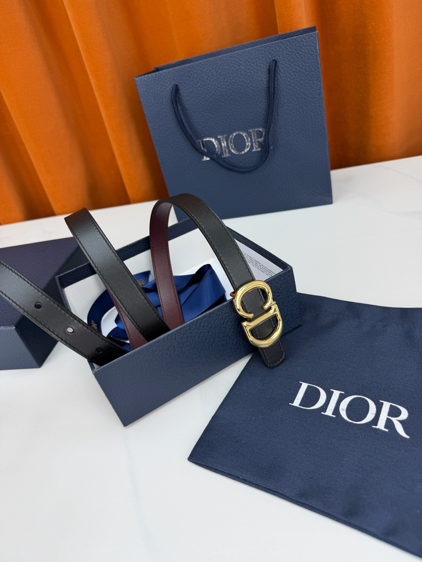 Dior 宽度2.0cm挂扣腰带，双面外用设计，黑色平纹小牛皮搭配枣红色光面皮革，经典CD镂空金属扣精致优雅，金银双色可