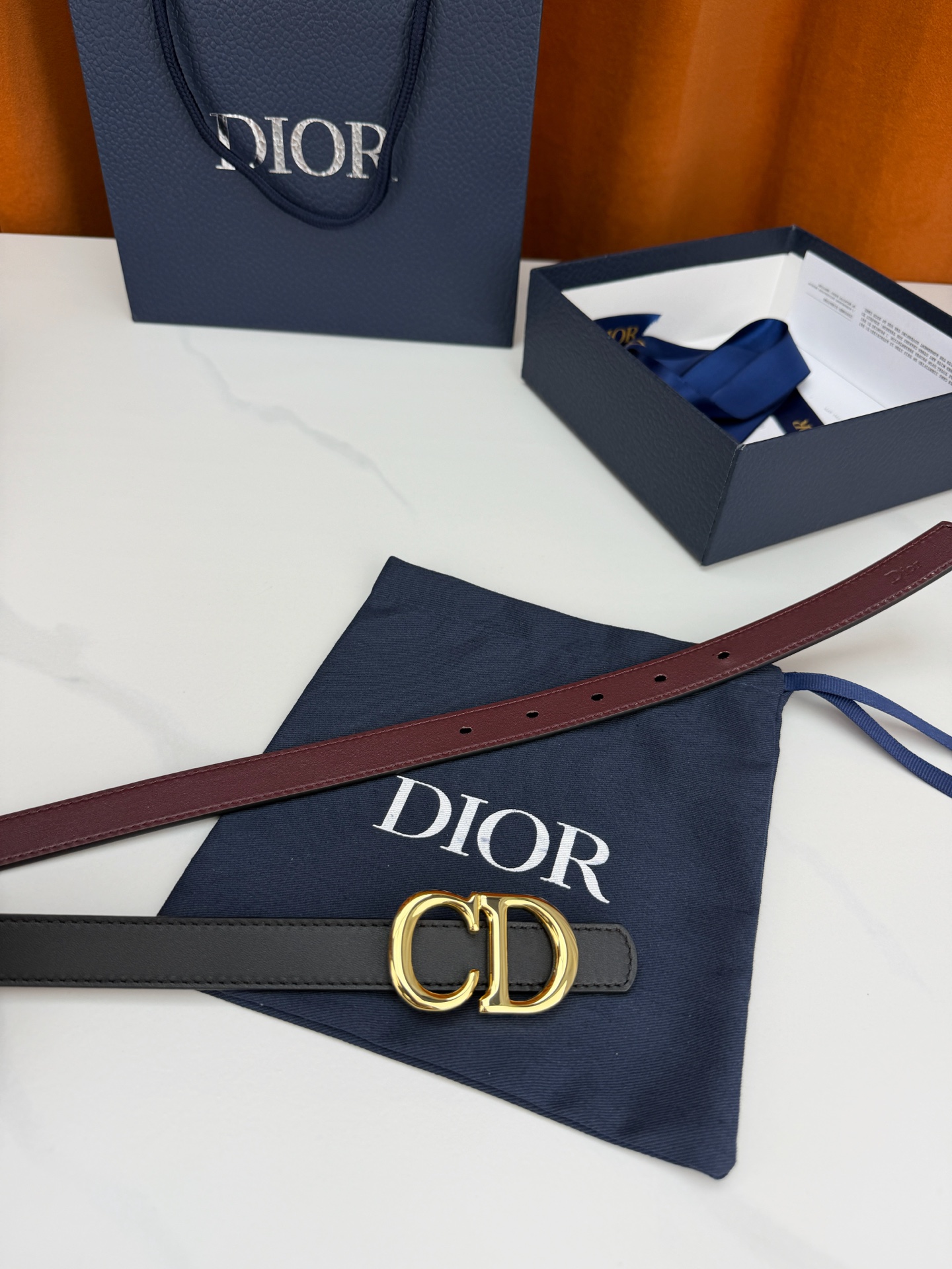 Dior 宽度2.0cm挂扣腰带，双面外用设计，黑色平纹小牛皮搭配枣红色光面皮革，经典CD镂空金属扣精致优雅，金银双色可