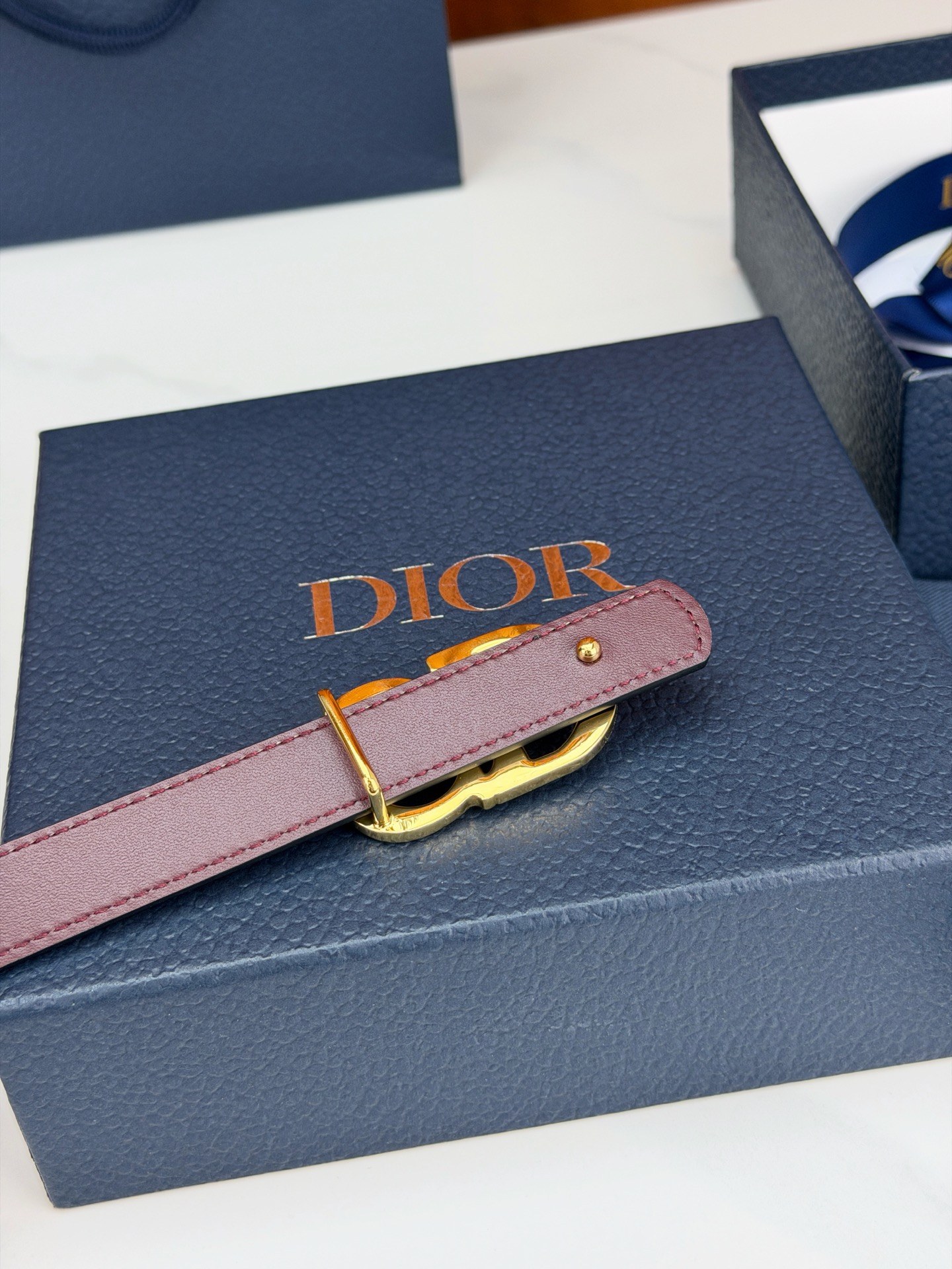 Dior 宽度2.0cm挂扣腰带，双面外用设计，黑色平纹小牛皮搭配枣红色光面皮革，经典CD镂空金属扣精致优雅，金银双色可