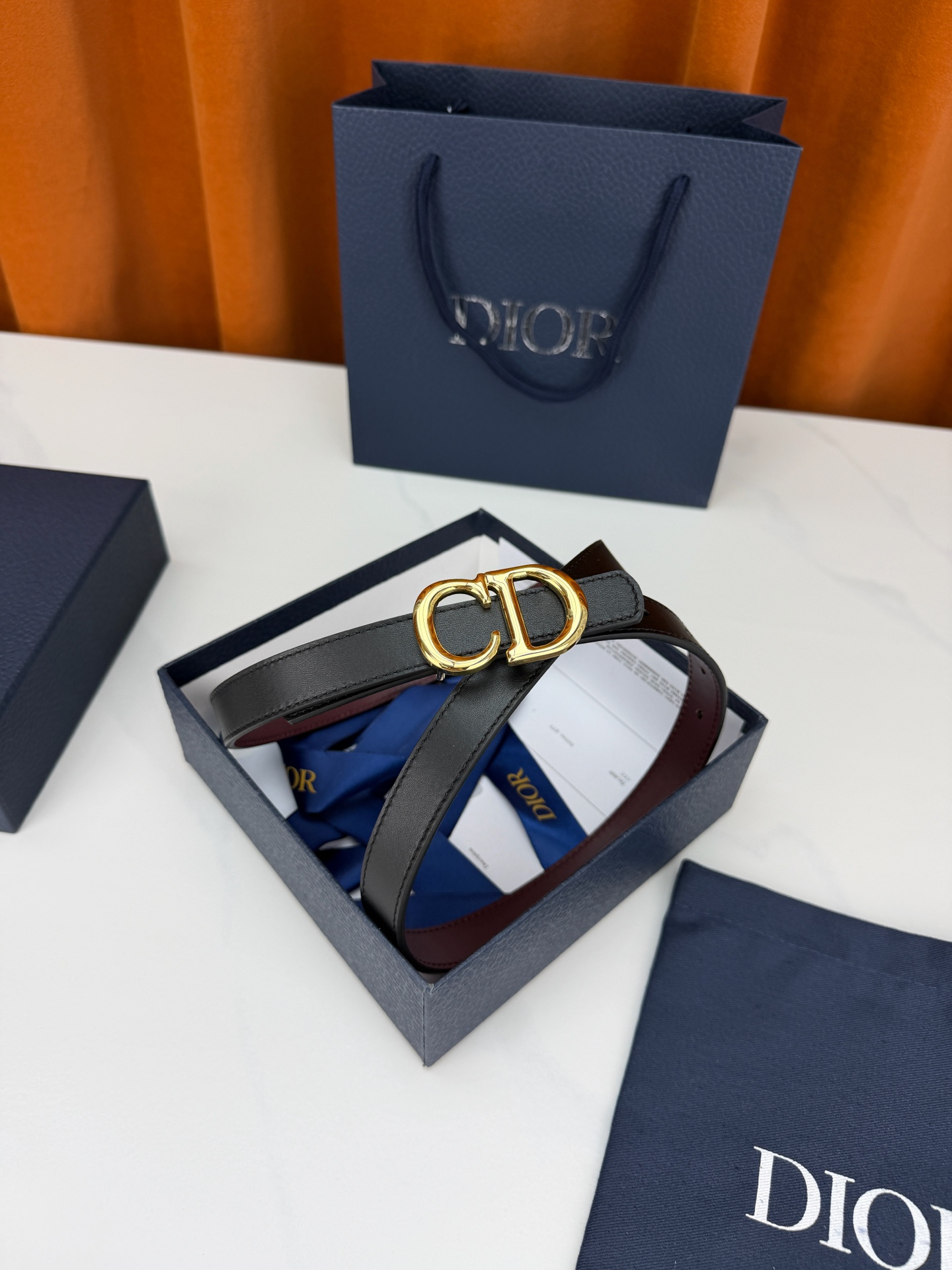 Dior 宽度2.0cm挂扣腰带，双面外用设计，黑色平纹小牛皮搭配枣红色光面皮革，经典CD镂空金属扣精致优雅，金银双色可