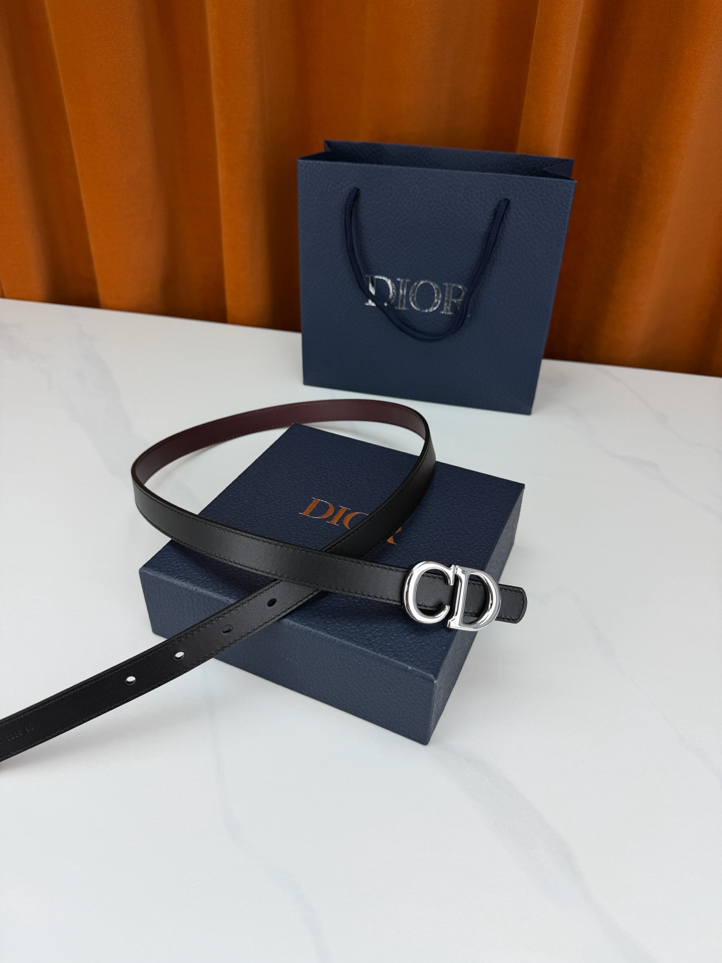 Dior 宽度2.0cm挂扣腰带，双面外用设计，黑色平纹小牛皮搭配枣红色光面皮革，经典CD镂空金属扣精致优雅，金银双色可