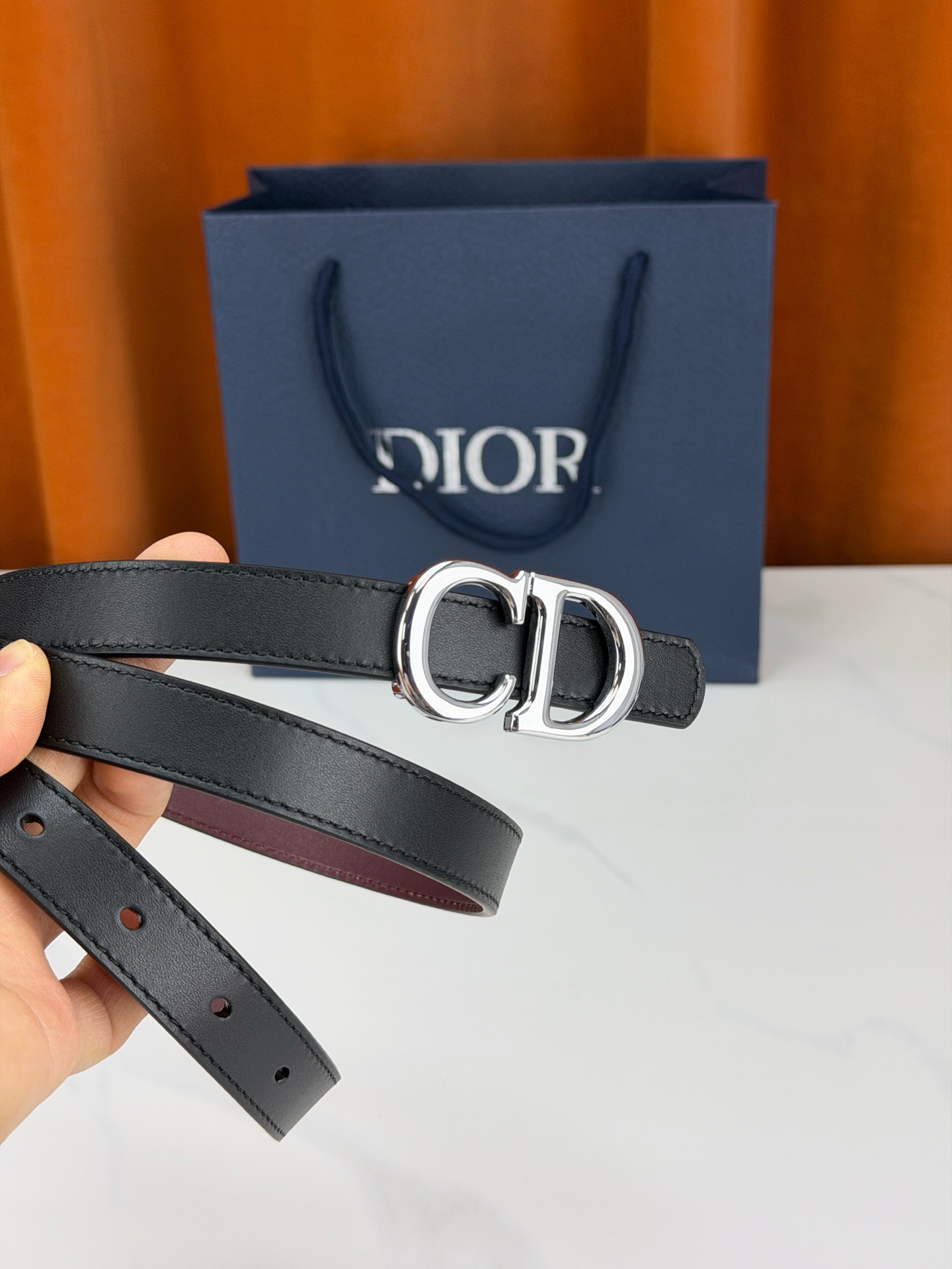 Dior 宽度2.0cm挂扣腰带，双面外用设计，黑色平纹小牛皮搭配枣红色光面皮革，经典CD镂空金属扣精致优雅，金银双色可