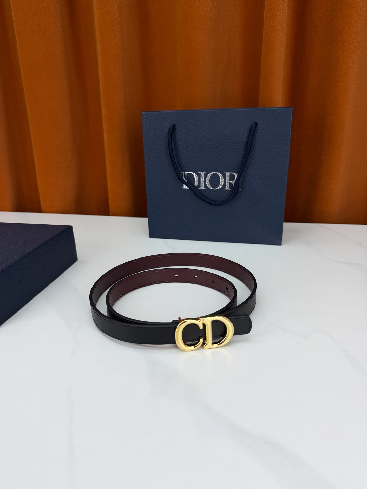 Dior 宽度2.0cm挂扣腰带，双面外用设计，黑色平纹小牛皮搭配枣红色光面皮革，经典CD镂空金属扣精致优雅，金银双色可