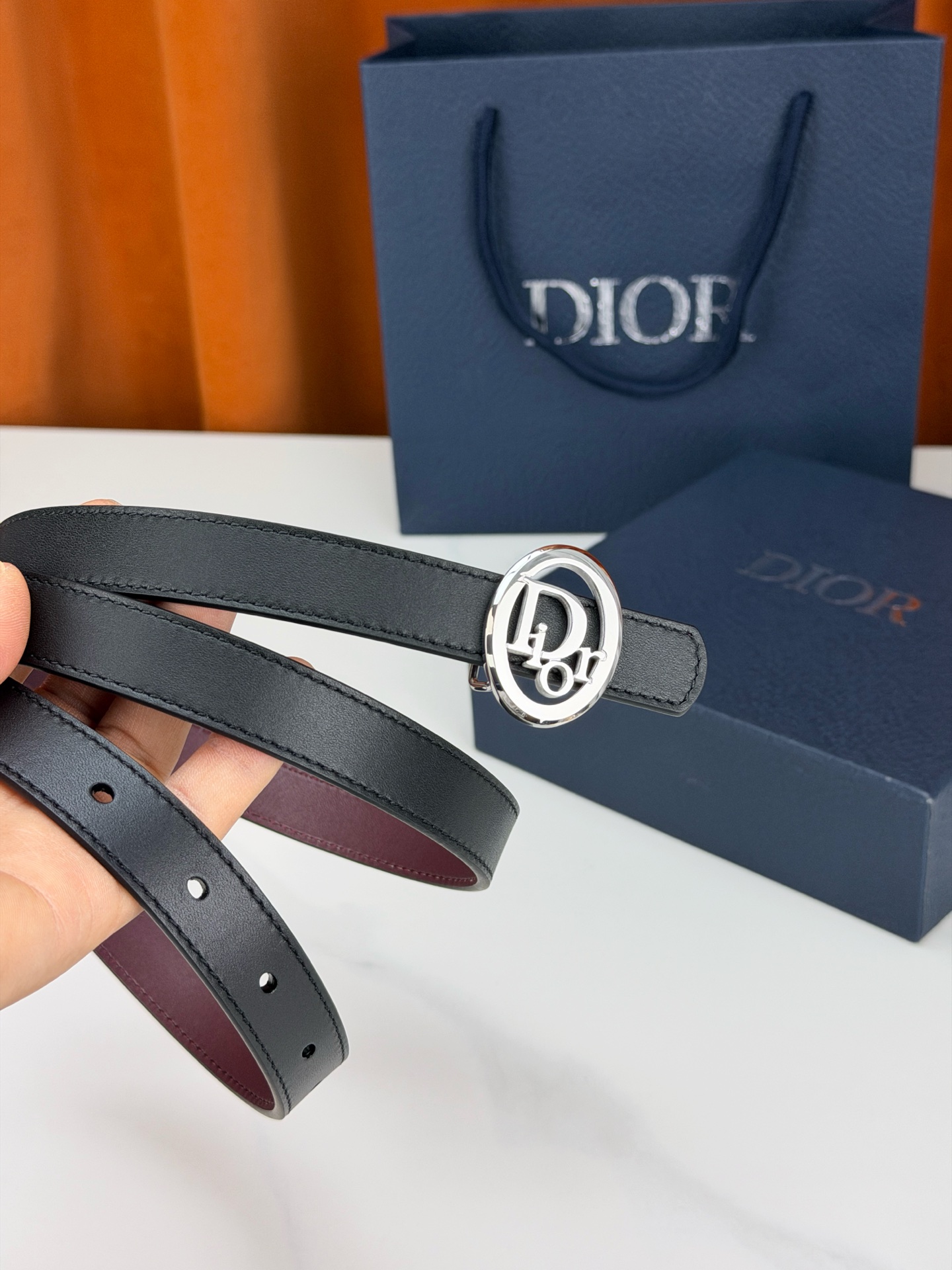 Dior 宽度2.0cm挂扣腰带，双面外用设计，黑色平纹小牛皮搭配枣红色光面皮革，经典CD镂空金属扣精致优雅，金银双色可