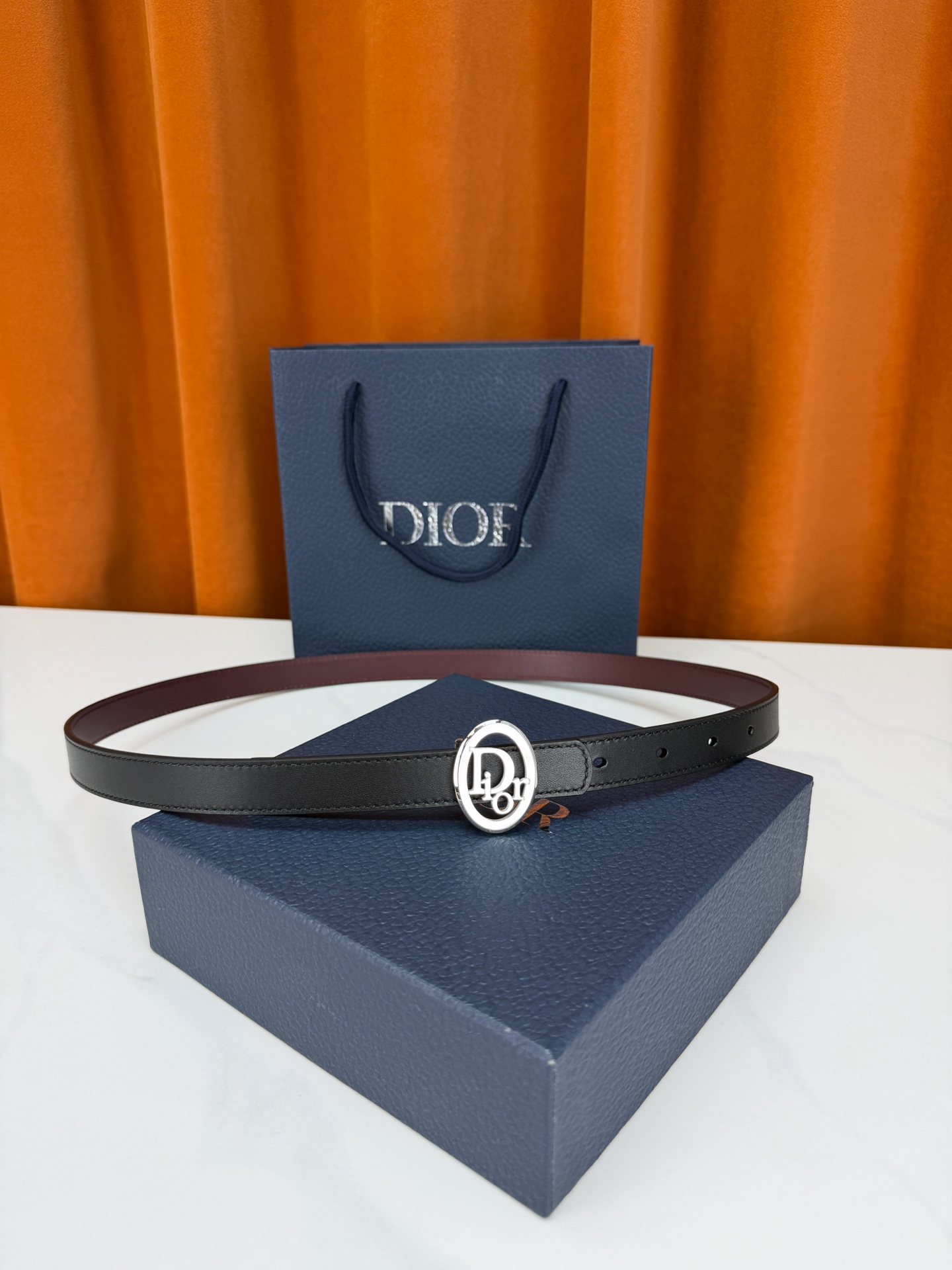 Dior 宽度2.0cm挂扣腰带，双面外用设计，黑色平纹小牛皮搭配枣红色光面皮革，经典CD镂空金属扣精致优雅，金银双色可