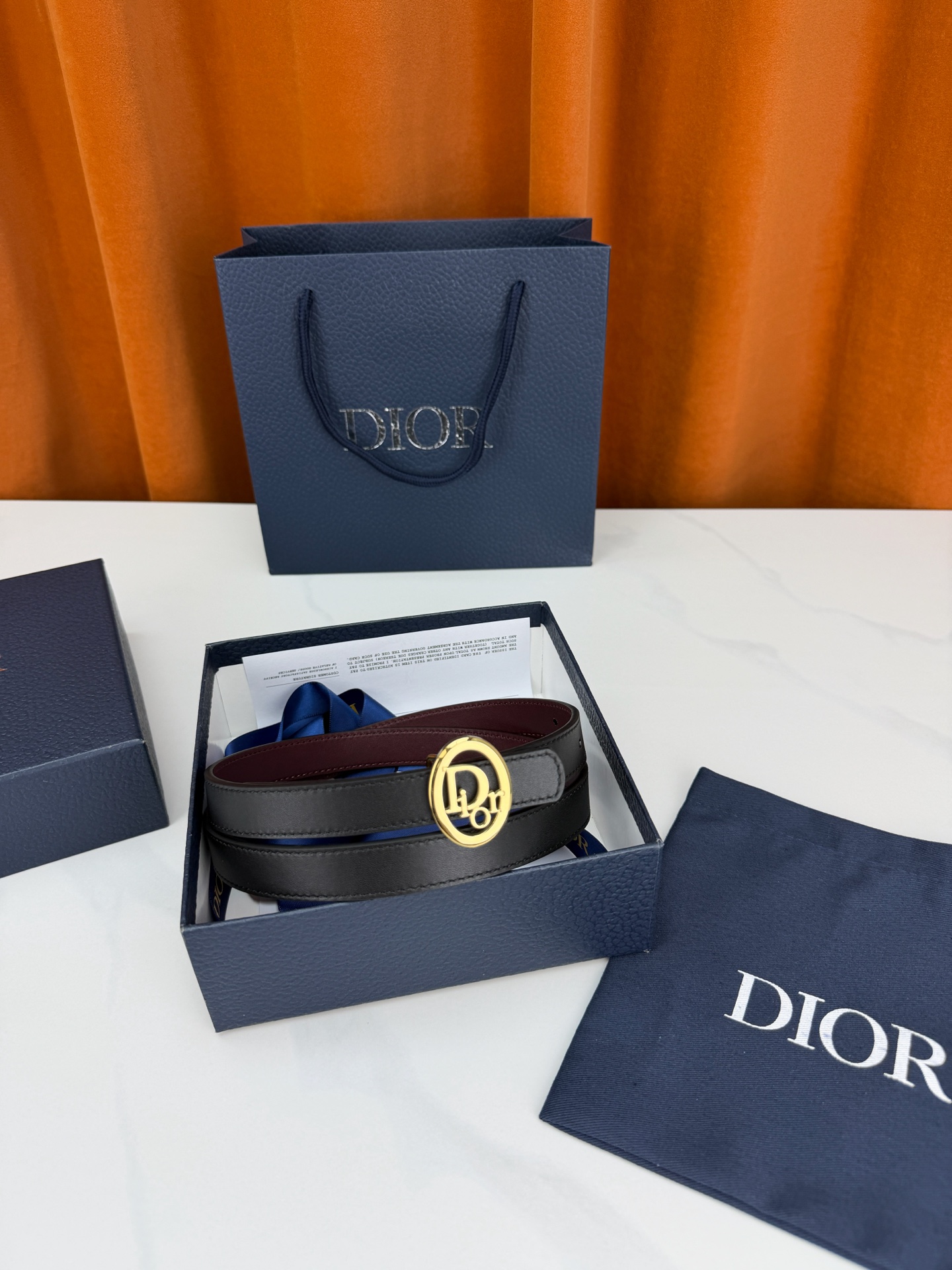 Dior 宽度2.0cm挂扣腰带，双面外用设计，黑色平纹小牛皮搭配枣红色光面皮革，经典CD镂空金属扣精致优雅，金银双色可