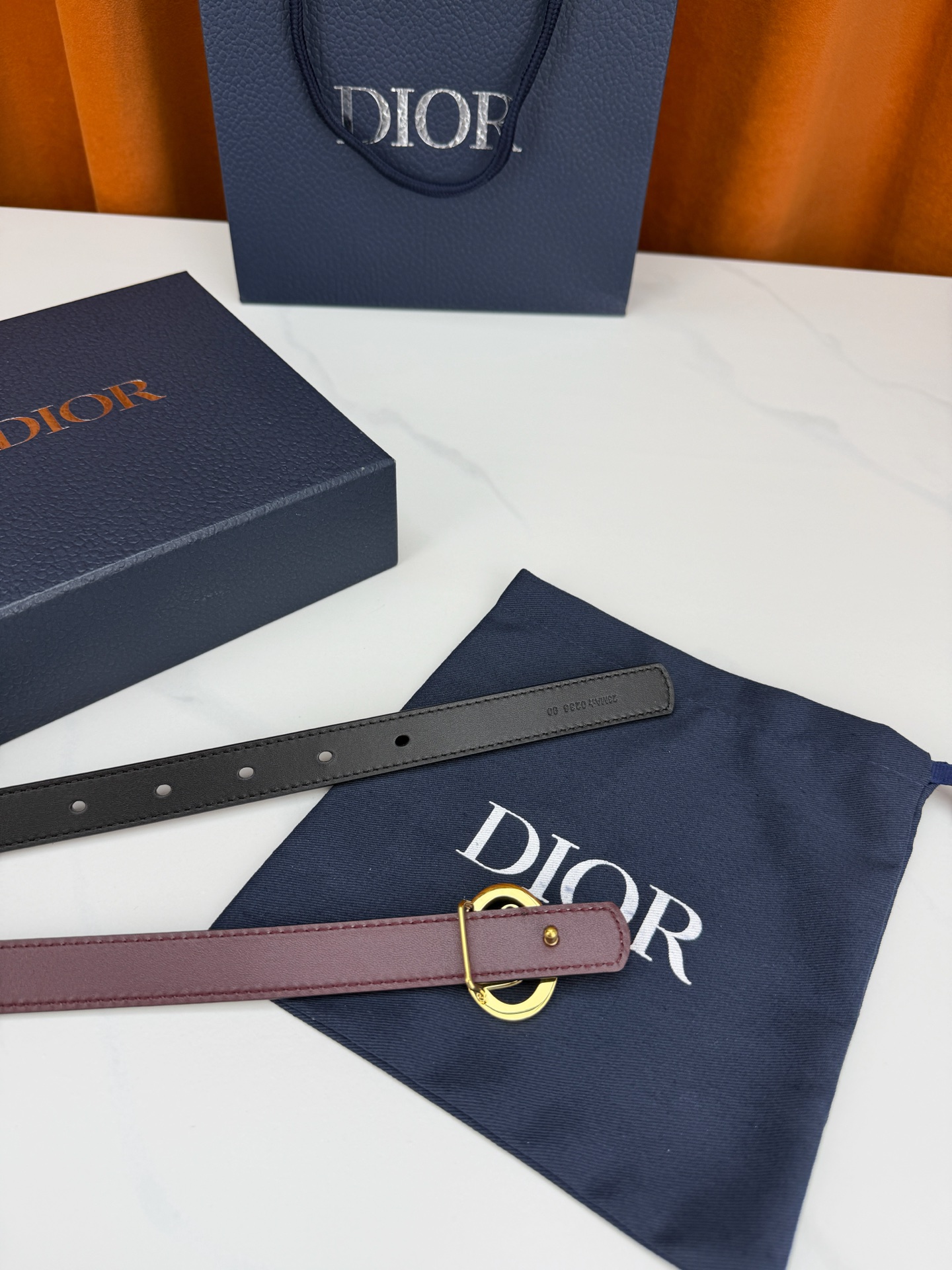 Dior 宽度2.0cm挂扣腰带，双面外用设计，黑色平纹小牛皮搭配枣红色光面皮革，经典CD镂空金属扣精致优雅，金银双色可