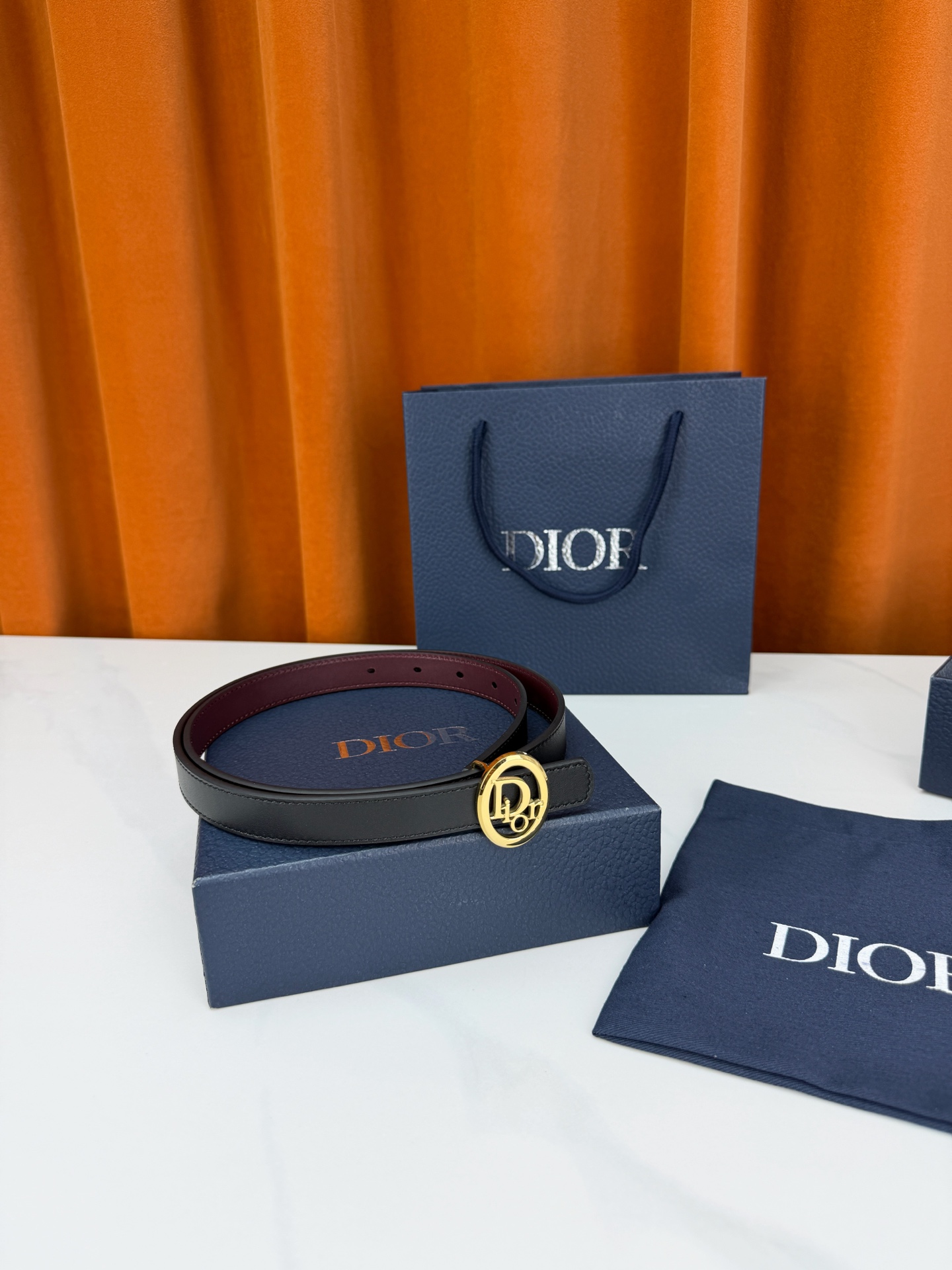 Dior 宽度2.0cm挂扣腰带，双面外用设计，黑色平纹小牛皮搭配枣红色光面皮革，经典CD镂空金属扣精致优雅，金银双色可