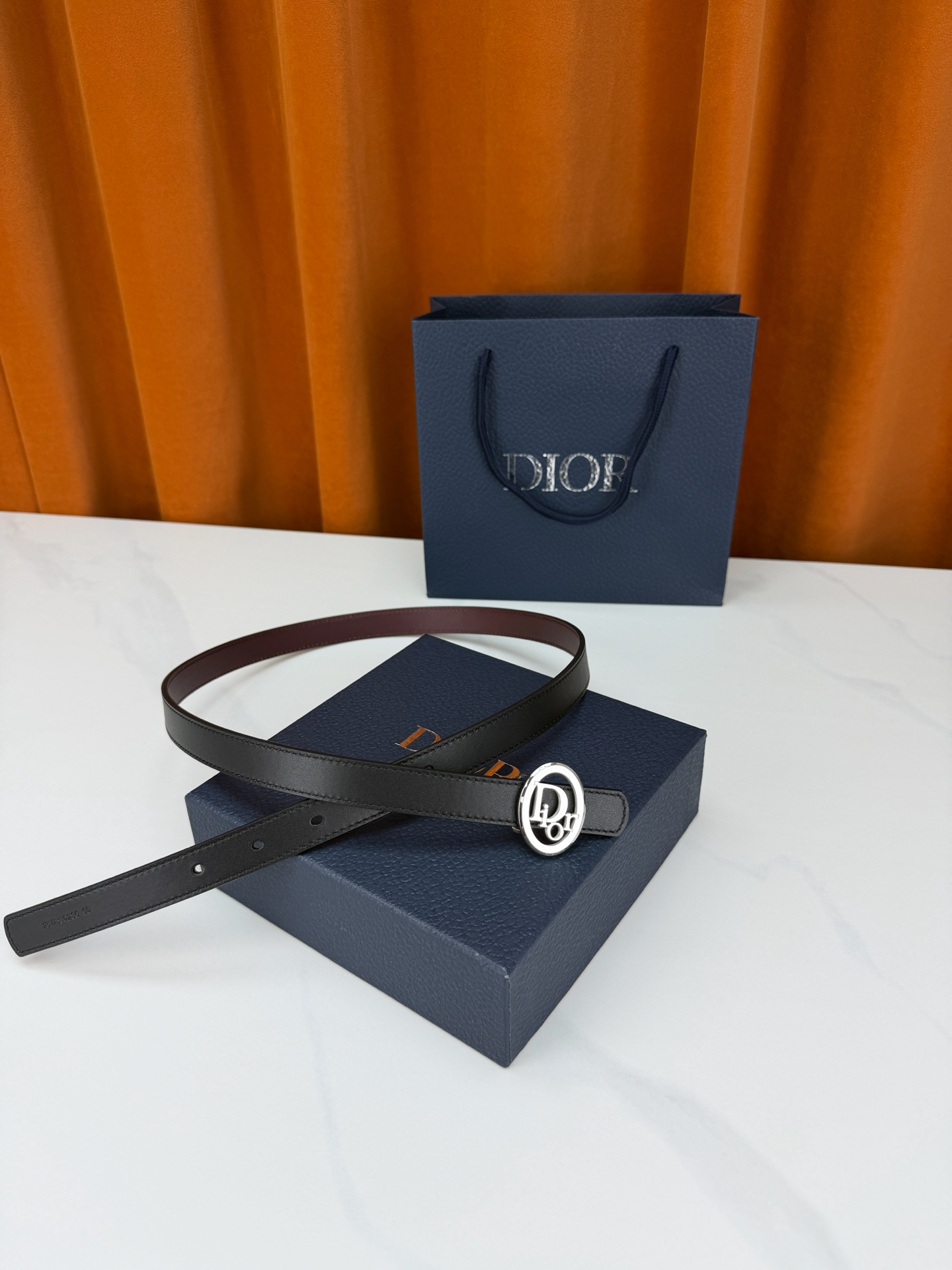 Dior 宽度2.0cm挂扣腰带，双面外用设计，黑色平纹小牛皮搭配枣红色光面皮革，经典CD镂空金属扣精致优雅，金银双色可