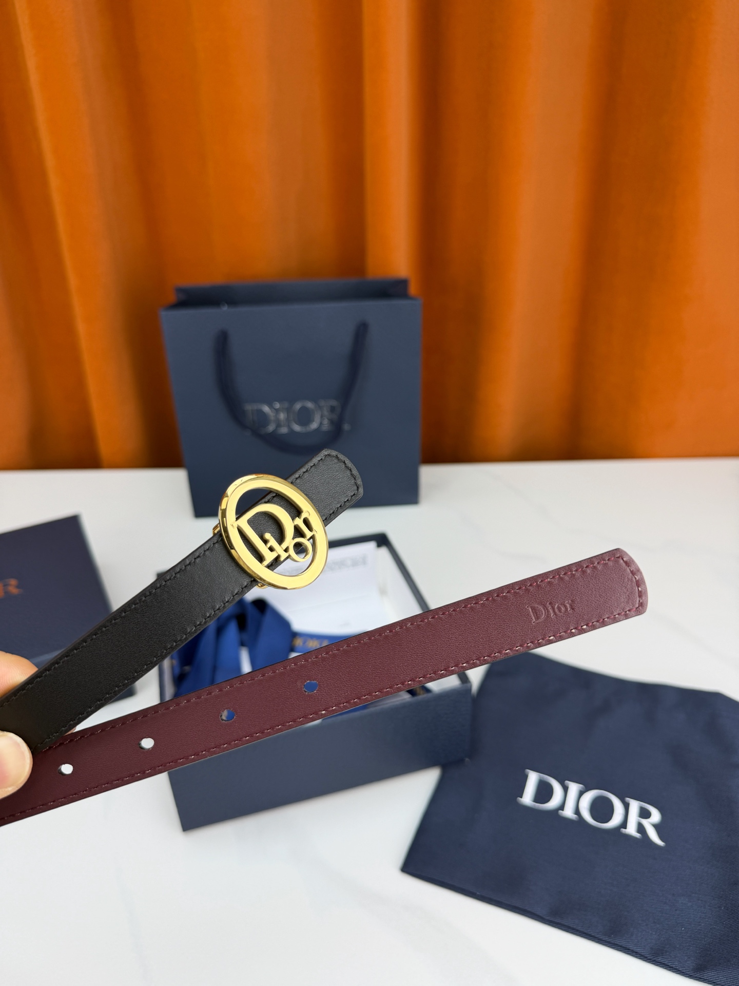 Dior 宽度2.0cm挂扣腰带，双面外用设计，黑色平纹小牛皮搭配枣红色光面皮革，经典CD镂空金属扣精致优雅，金银双色可