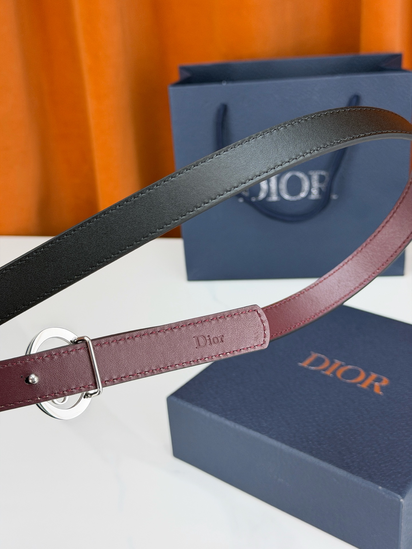 Dior 宽度2.0cm挂扣腰带，双面外用设计，黑色平纹小牛皮搭配枣红色光面皮革，经典CD镂空金属扣精致优雅，金银双色可