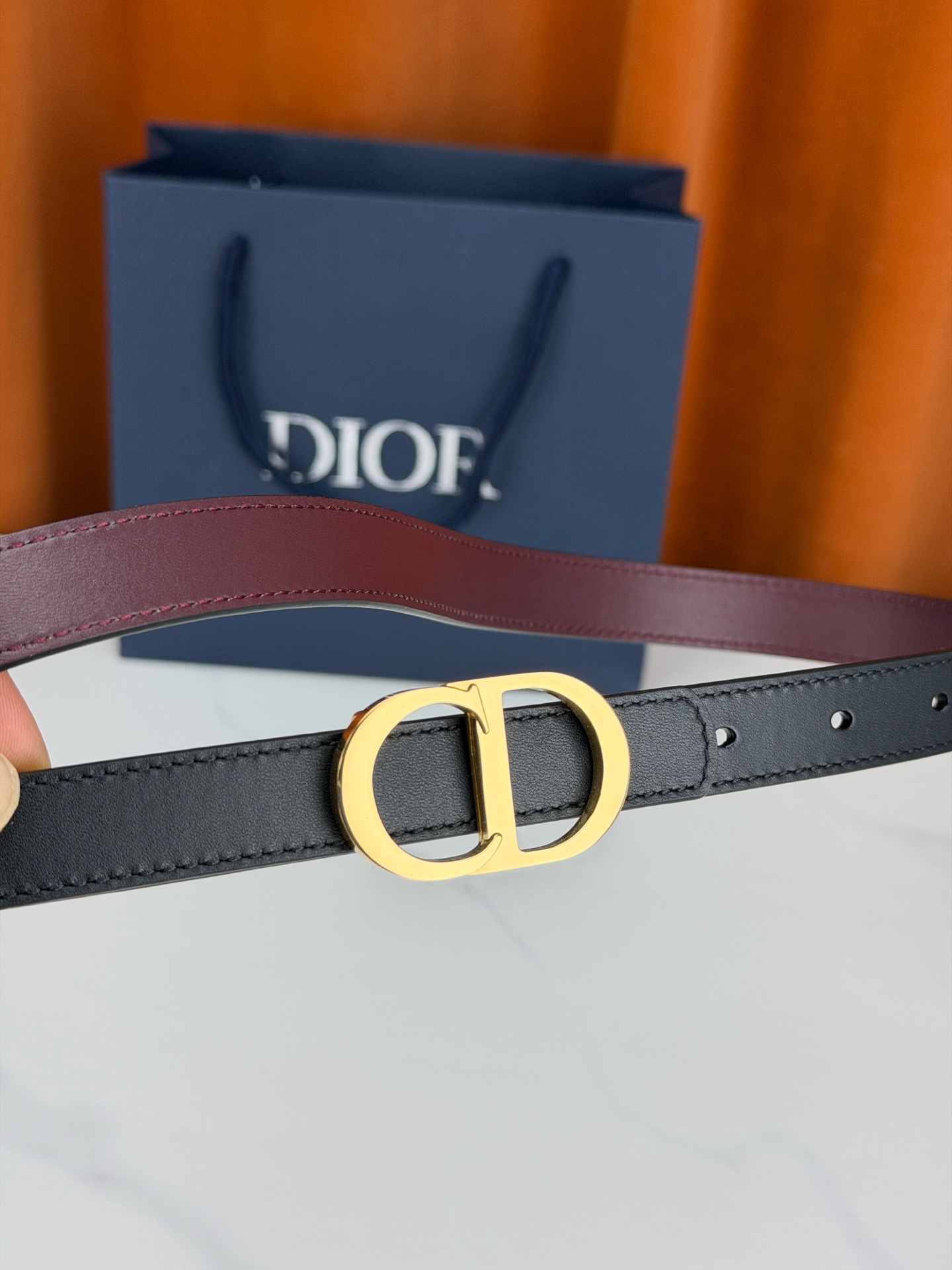 Dior 宽度2.0cm挂扣腰带，双面外用设计，黑色平纹小牛皮搭配枣红色光面皮革，经典CD镂空金属扣精致优雅，金银双色可