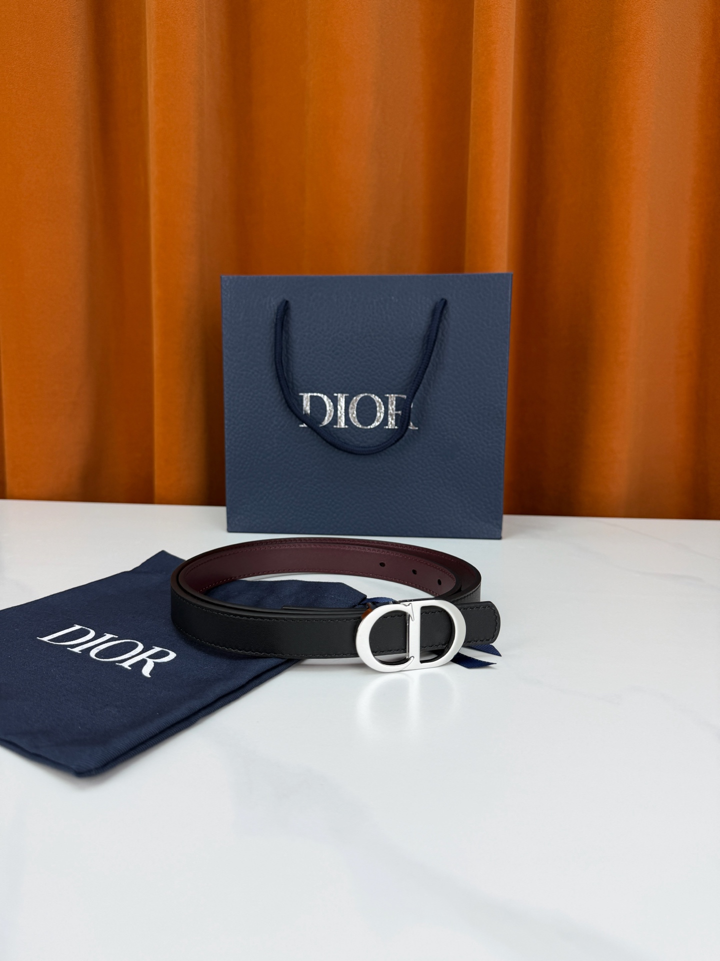 Dior 宽度2.0cm挂扣腰带，双面外用设计，黑色平纹小牛皮搭配枣红色光面皮革，经典CD镂空金属扣精致优雅，金银双色可