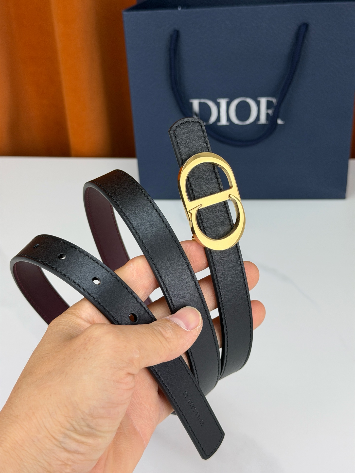 Dior 宽度2.0cm挂扣腰带，双面外用设计，黑色平纹小牛皮搭配枣红色光面皮革，经典CD镂空金属扣精致优雅，金银双色可