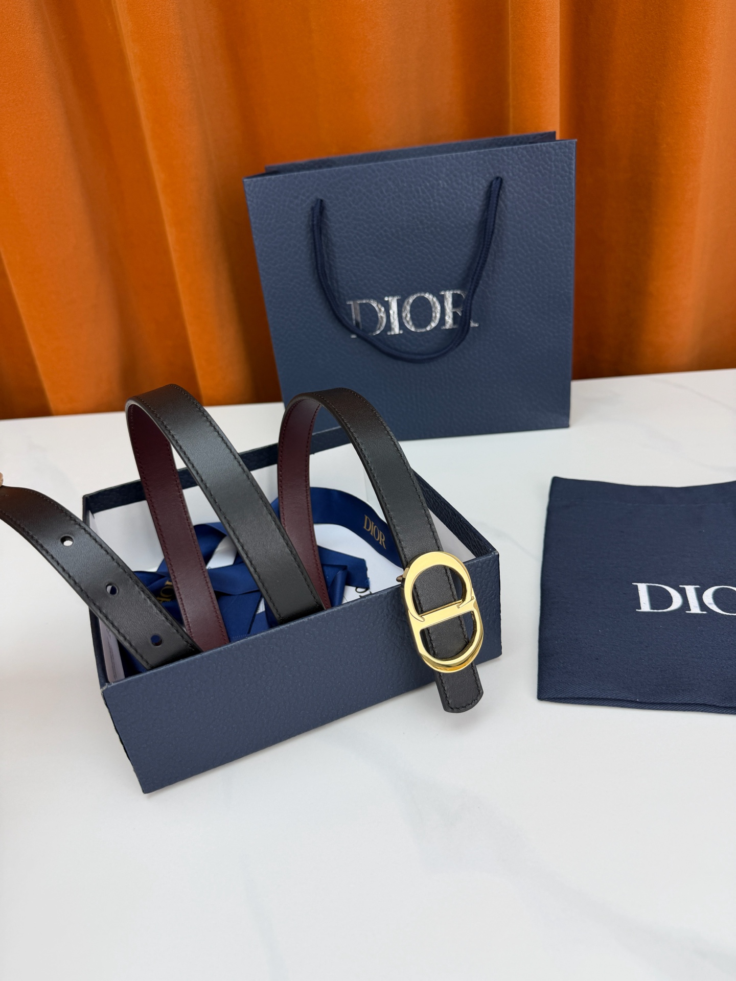 Dior 宽度2.0cm挂扣腰带，双面外用设计，黑色平纹小牛皮搭配枣红色光面皮革，经典CD镂空金属扣精致优雅，金银双色可