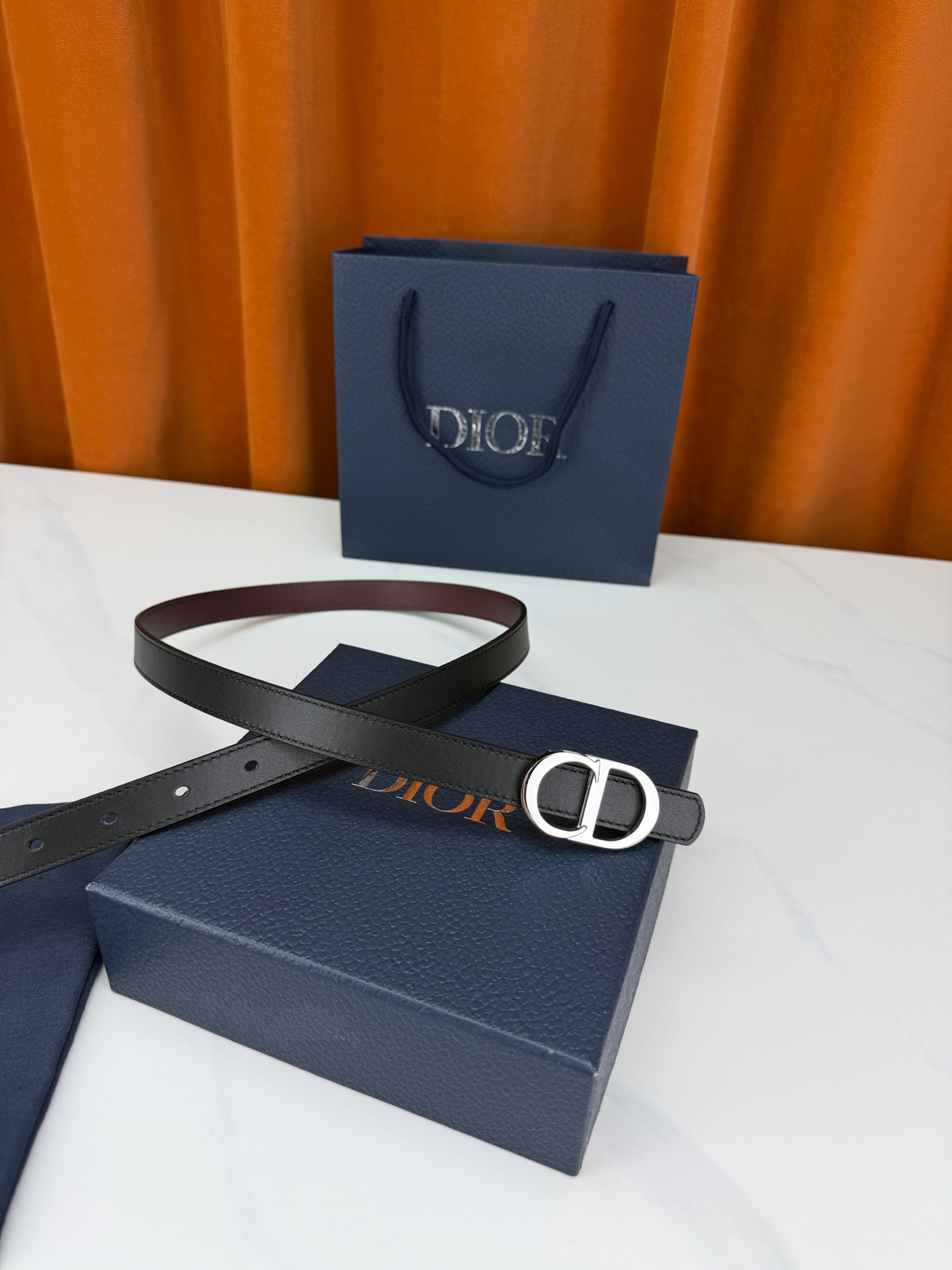 Dior 宽度2.0cm挂扣腰带，双面外用设计，黑色平纹小牛皮搭配枣红色光面皮革，经典CD镂空金属扣精致优雅，金银双色可