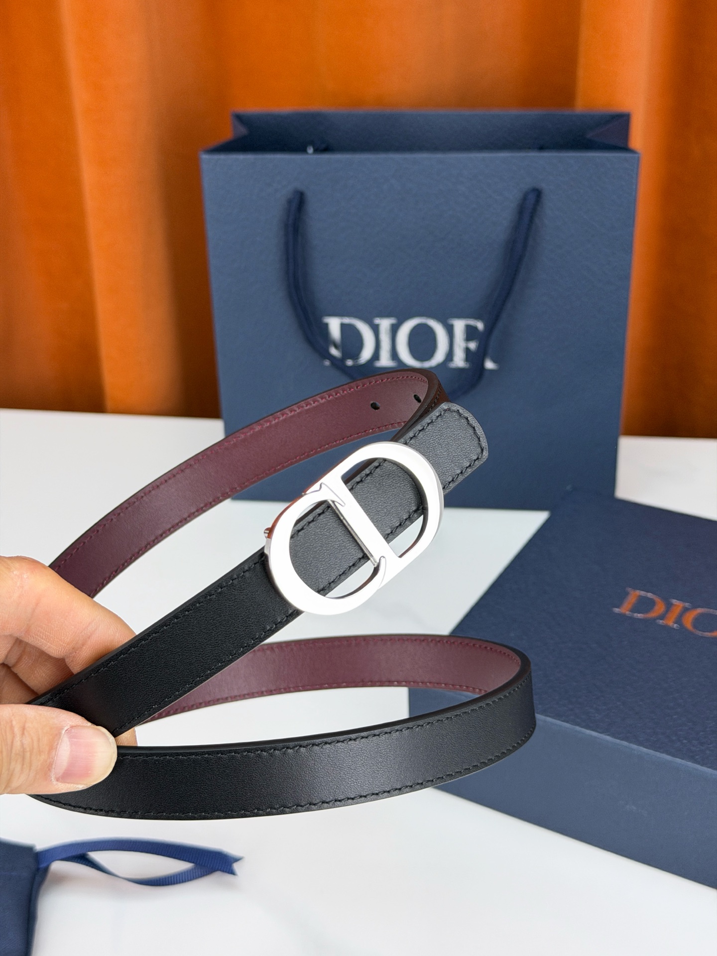 Dior 宽度2.0cm挂扣腰带，双面外用设计，黑色平纹小牛皮搭配枣红色光面皮革，经典CD镂空金属扣精致优雅，金银双色可