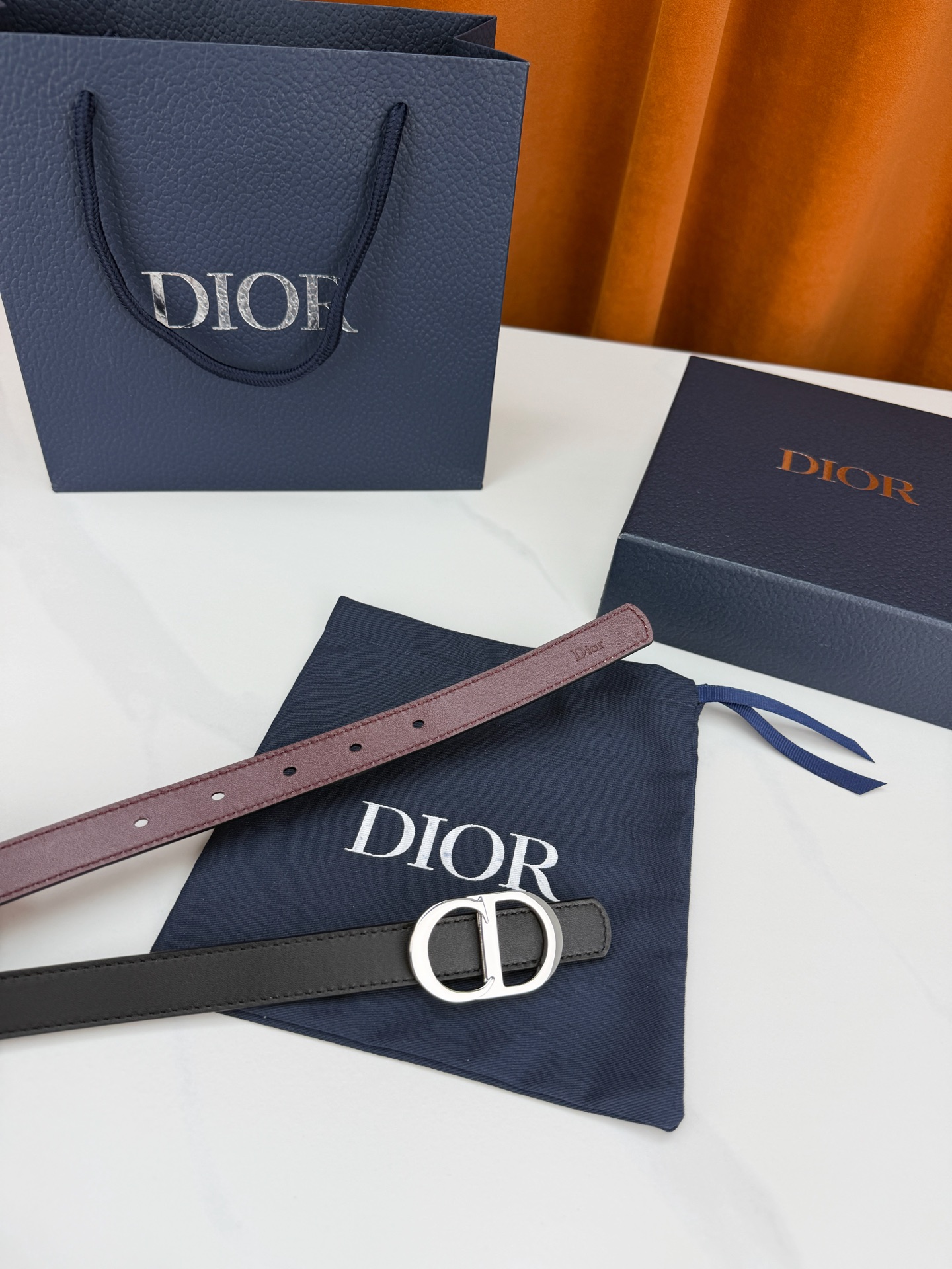 Dior 宽度2.0cm挂扣腰带，双面外用设计，黑色平纹小牛皮搭配枣红色光面皮革，经典CD镂空金属扣精致优雅，金银双色可