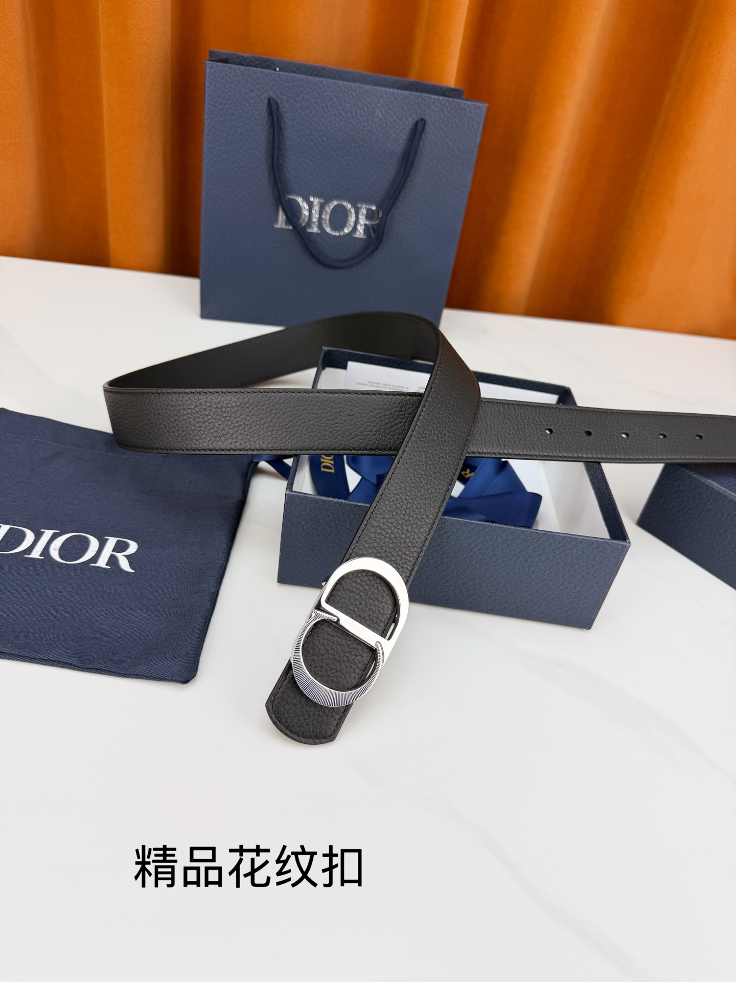 Dior 迪奥3.5cm双面腰带，黑色荔枝纹牛皮与光面皮革双面可换，CD精品花纹不锈钢金属扣华贵，扣缘车花纹理精致，藏蓝